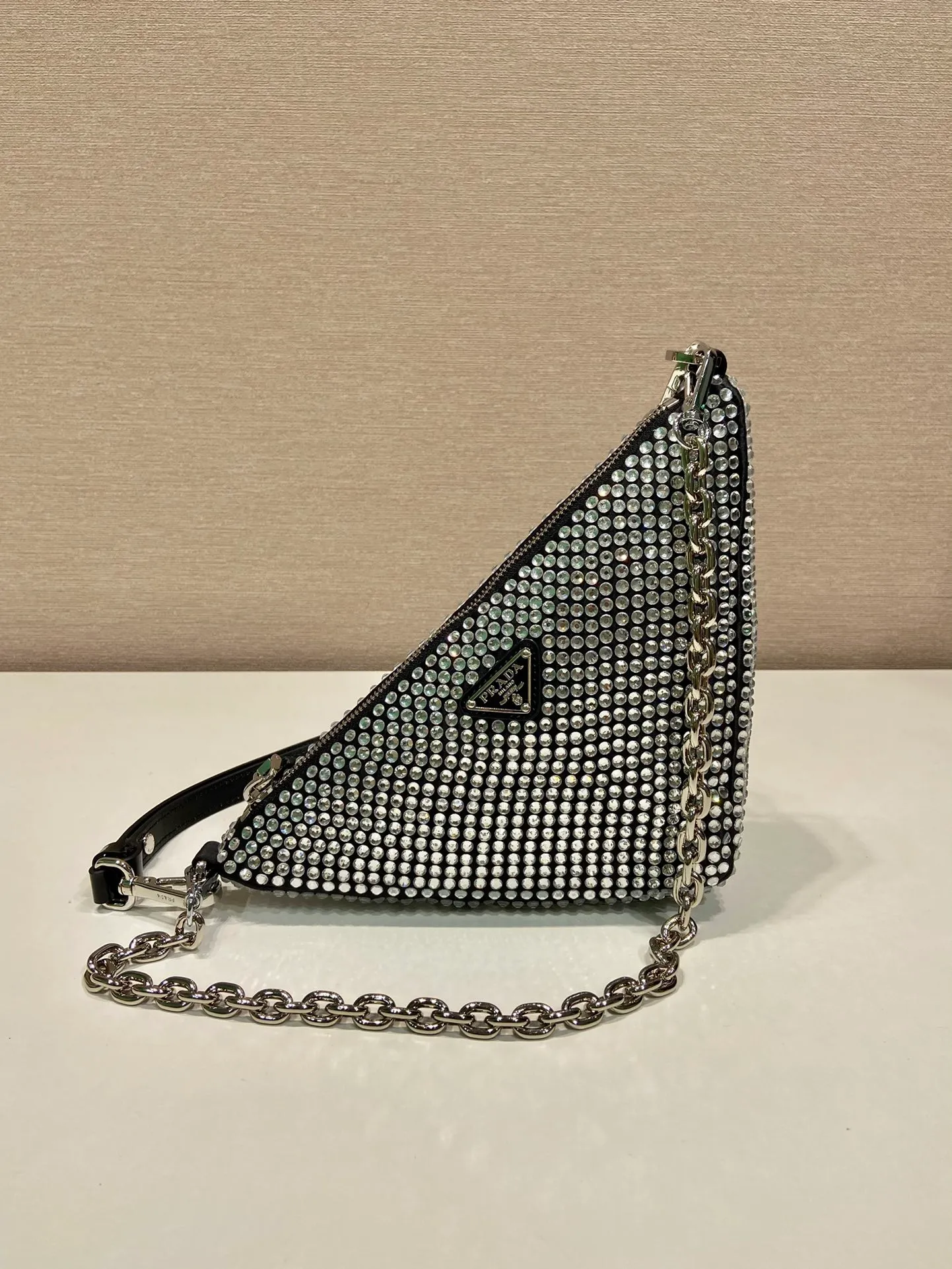 💰1260🎉Crystal triangle bag🎉1BC190 upgraded version🎉🎉 This one is decorated with full-body imitation crystals, detachable and adjustable leather handles, detachable chain handles, handbags/shoulder straps/crossbody, all can be used☺️It’s so perfect🎉🎉Blingbling effect is very eye-catching, cool and cool, and it is an Internet celebrity. Hurry up and get it, maybe babies 🎉🎉 Length 26x height 15x base 6cm🎉🎉🎉💰💰💰