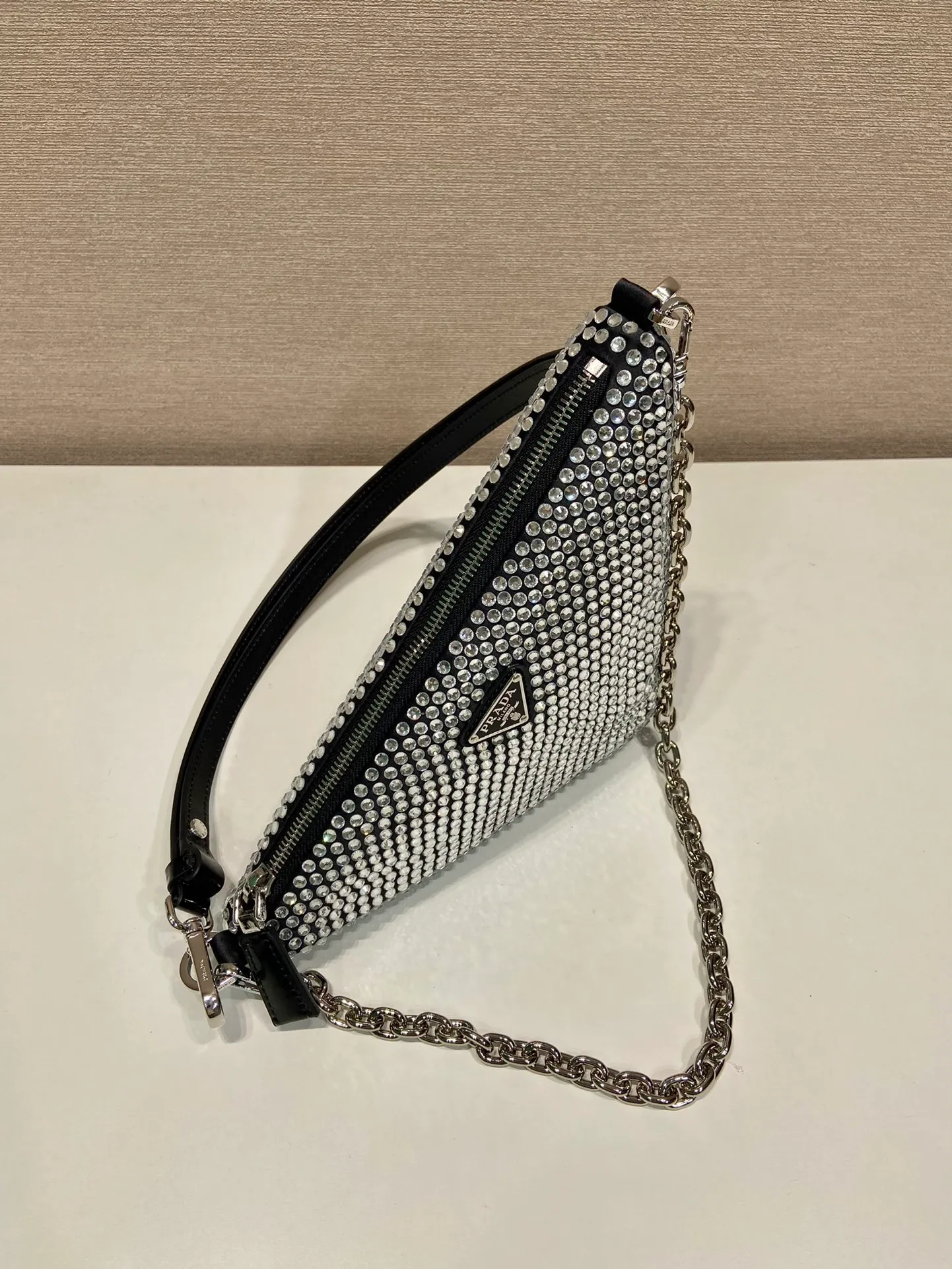 💰1260🎉Crystal triangle bag🎉1BC190 upgraded version🎉🎉 This one is decorated with full-body imitation crystals, detachable and adjustable leather handles, detachable chain handles, handbags/shoulder straps/crossbody, all can be used☺️It’s so perfect🎉🎉Blingbling effect is very eye-catching, cool and cool, and it is an Internet celebrity. Hurry up and get it, maybe babies 🎉🎉 Length 26x height 15x base 6cm🎉🎉🎉💰💰💰