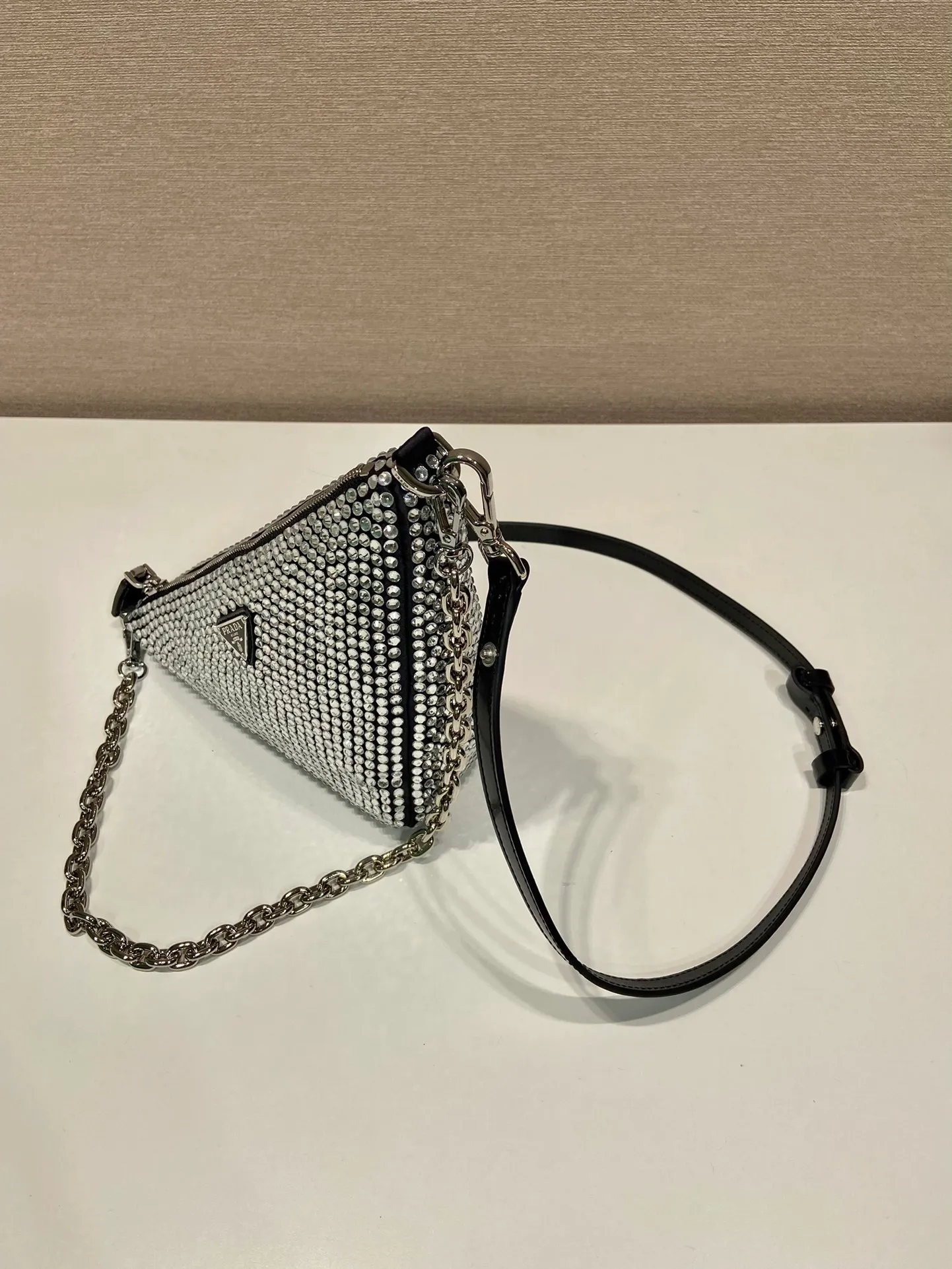 💰1260🎉Crystal triangle bag🎉1BC190 upgraded version🎉🎉 This one is decorated with full-body imitation crystals, detachable and adjustable leather handles, detachable chain handles, handbags/shoulder straps/crossbody, all can be used☺️It’s so perfect🎉🎉Blingbling effect is very eye-catching, cool and cool, and it is an Internet celebrity. Hurry up and get it, maybe babies 🎉🎉 Length 26x height 15x base 6cm🎉🎉🎉💰💰💰