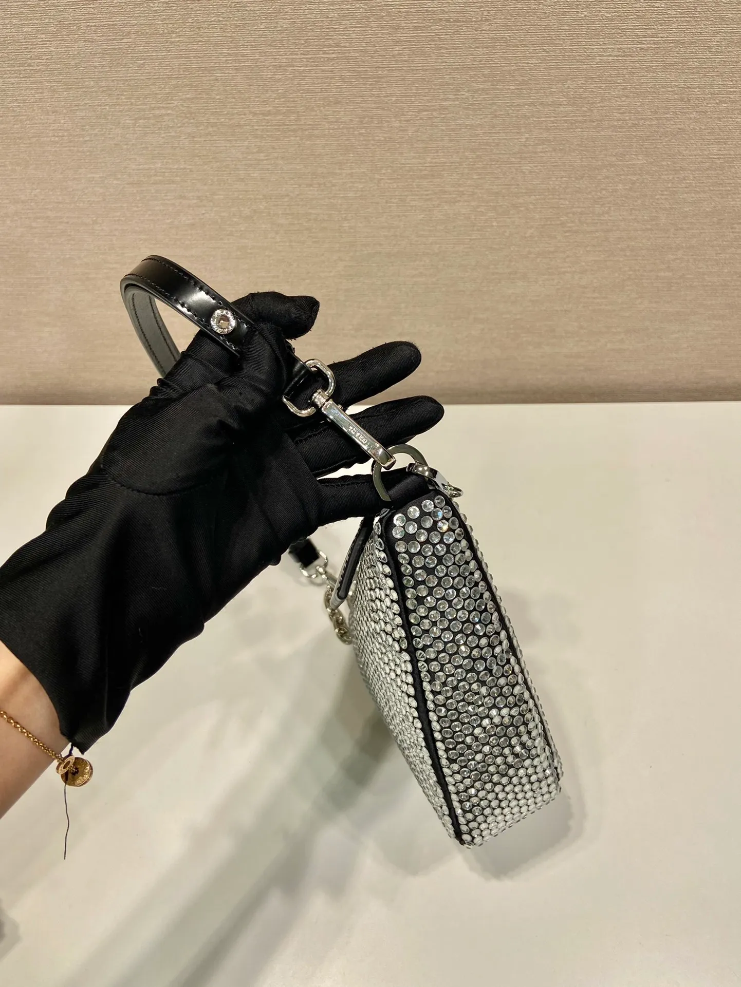 💰1260🎉Crystal triangle bag🎉1BC190 upgraded version🎉🎉 This one is decorated with full-body imitation crystals, detachable and adjustable leather handles, detachable chain handles, handbags/shoulder straps/crossbody, all can be used☺️It’s so perfect🎉🎉Blingbling effect is very eye-catching, cool and cool, and it is an Internet celebrity. Hurry up and get it, maybe babies 🎉🎉 Length 26x height 15x base 6cm🎉🎉🎉💰💰💰