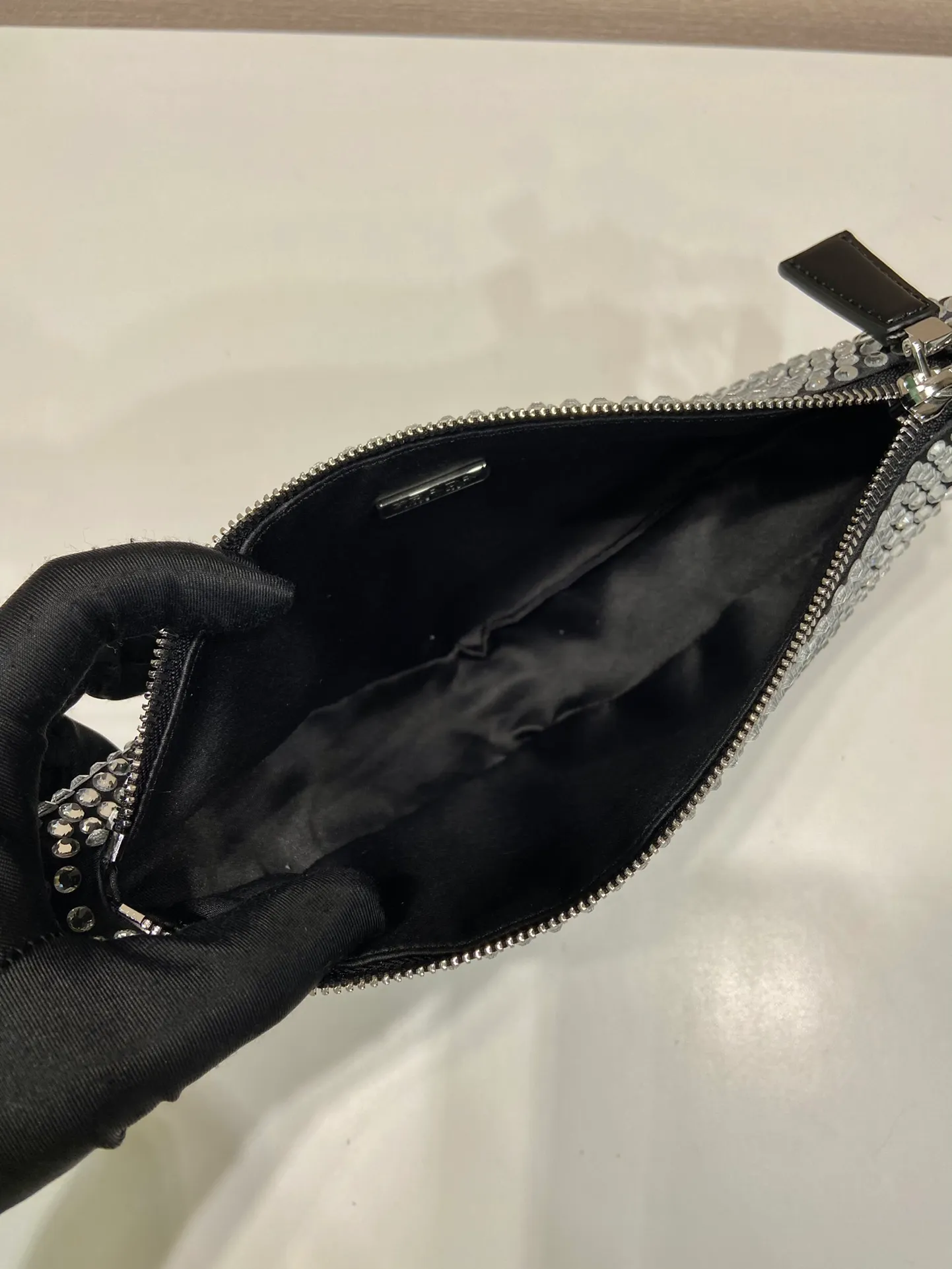 💰1260🎉Crystal triangle bag🎉1BC190 upgraded version🎉🎉 This one is decorated with full-body imitation crystals, detachable and adjustable leather handles, detachable chain handles, handbags/shoulder straps/crossbody, all can be used☺️It’s so perfect🎉🎉Blingbling effect is very eye-catching, cool and cool, and it is an Internet celebrity. Hurry up and get it, maybe babies 🎉🎉 Length 26x height 15x base 6cm🎉🎉🎉💰💰💰