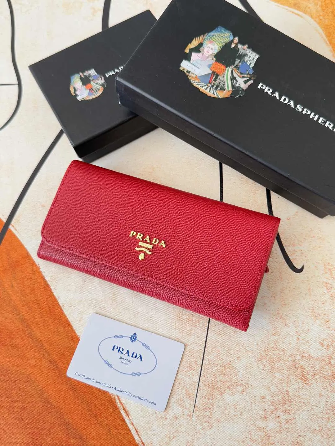 💰180💰Exclusive background hot model shipped: 💝 💝 Prada counter quality real shot [strong]! Model: LM1132 loose letter mark/gold hardware, original quality Leather: original cross pattern Colors are complete as shown in the picture ✌✌✌✌Length 19 Width 10 Height 2cm