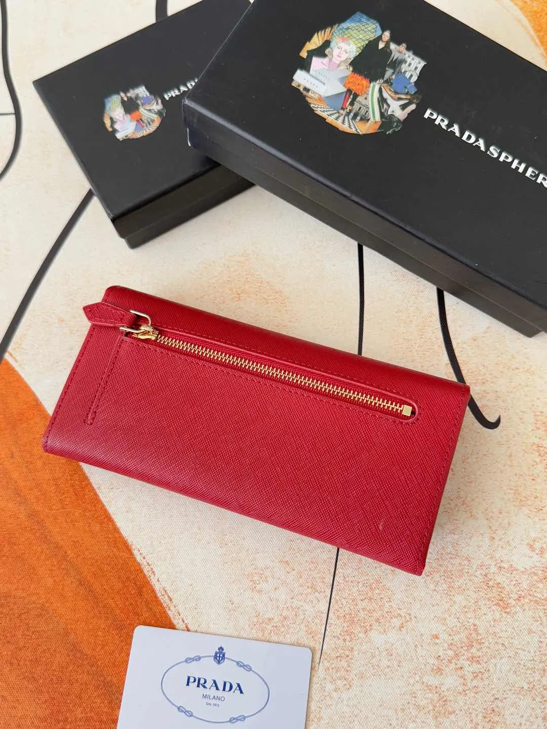💰180💰Exclusive background hot model shipped: 💝 💝 Prada counter quality real shot [strong]! Model: LM1132 loose letter mark/gold hardware, original quality Leather: original cross pattern Colors are complete as shown in the picture ✌✌✌✌Length 19 Width 10 Height 2cm