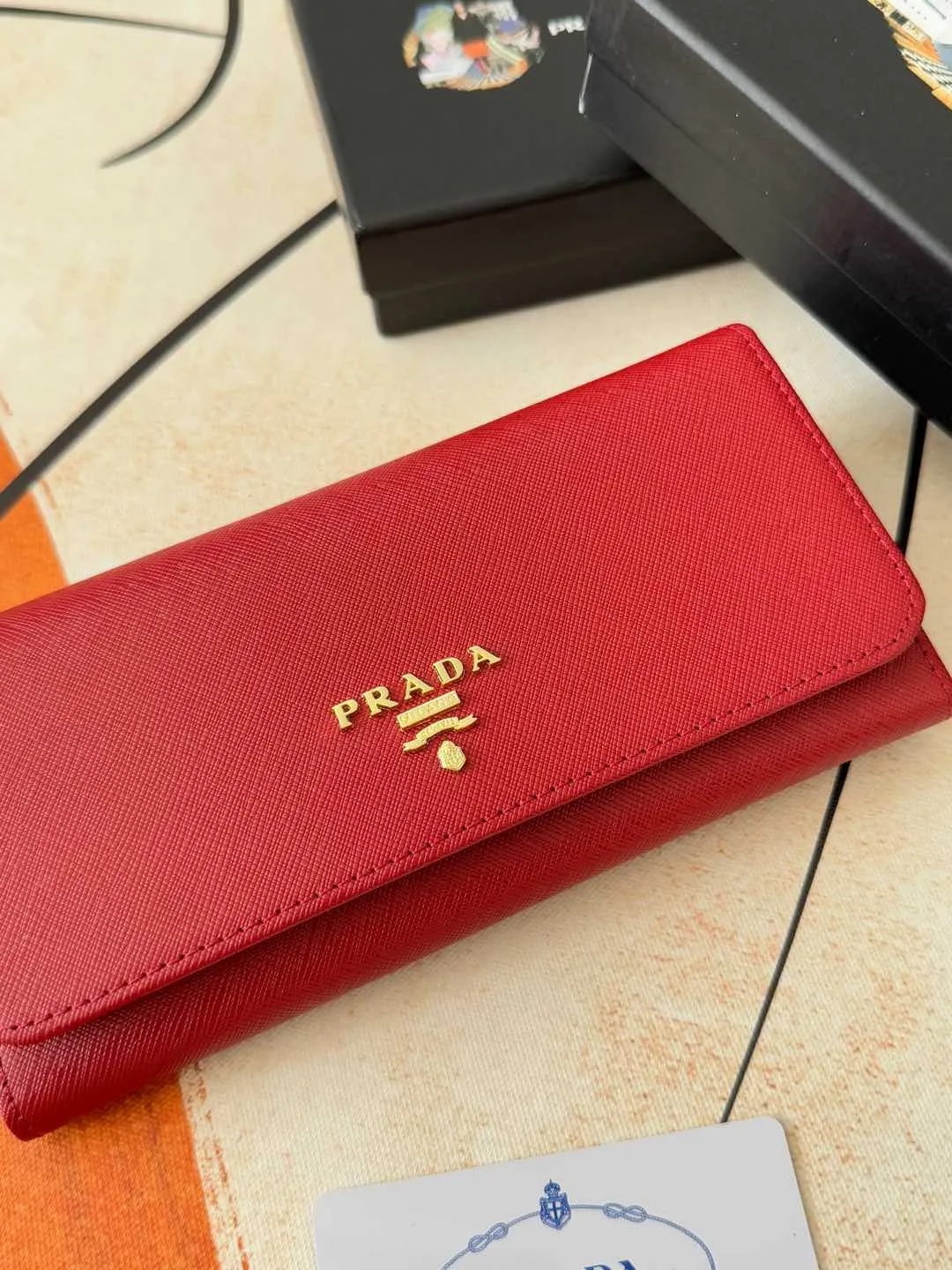 💰180💰Exclusive background hot model shipped: 💝 💝 Prada counter quality real shot [strong]! Model: LM1132 loose letter mark/gold hardware, original quality Leather: original cross pattern Colors are complete as shown in the picture ✌✌✌✌Length 19 Width 10 Height 2cm