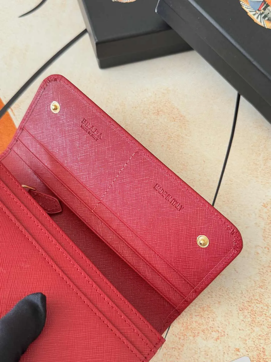 💰180💰Exclusive background hot model shipped: 💝 💝 Prada counter quality real shot [strong]! Model: LM1132 loose letter mark/gold hardware, original quality Leather: original cross pattern Colors are complete as shown in the picture ✌✌✌✌Length 19 Width 10 Height 2cm