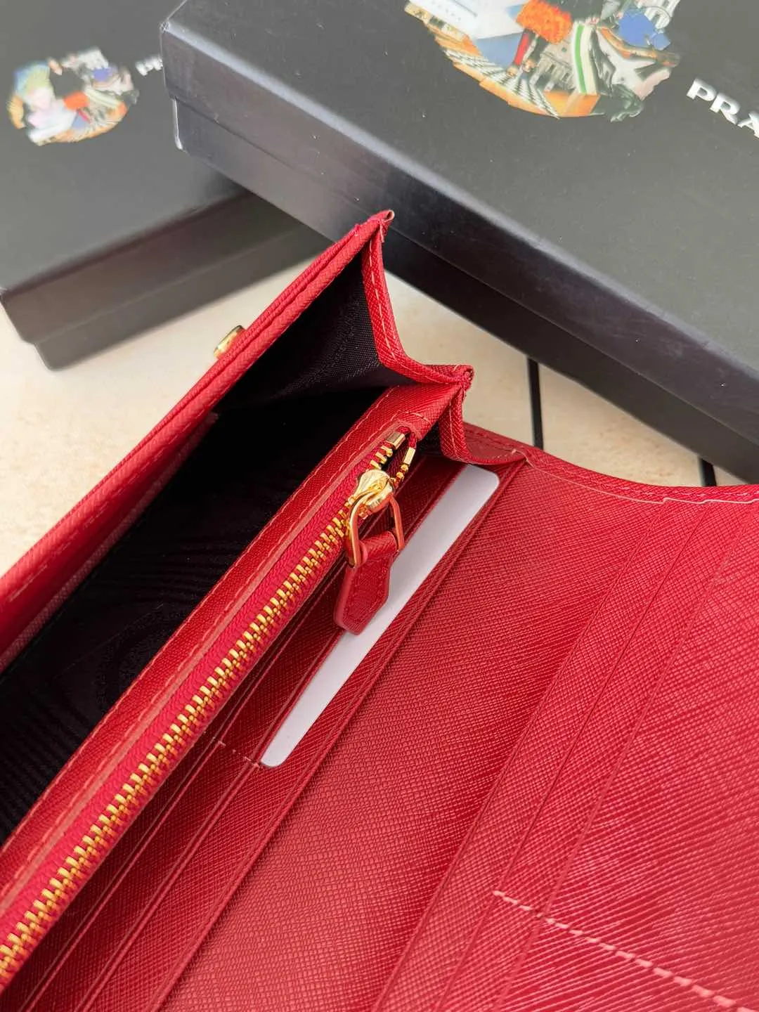 💰180💰Exclusive background hot model shipped: 💝 💝 Prada counter quality real shot [strong]! Model: LM1132 loose letter mark/gold hardware, original quality Leather: original cross pattern Colors are complete as shown in the picture ✌✌✌✌Length 19 Width 10 Height 2cm
