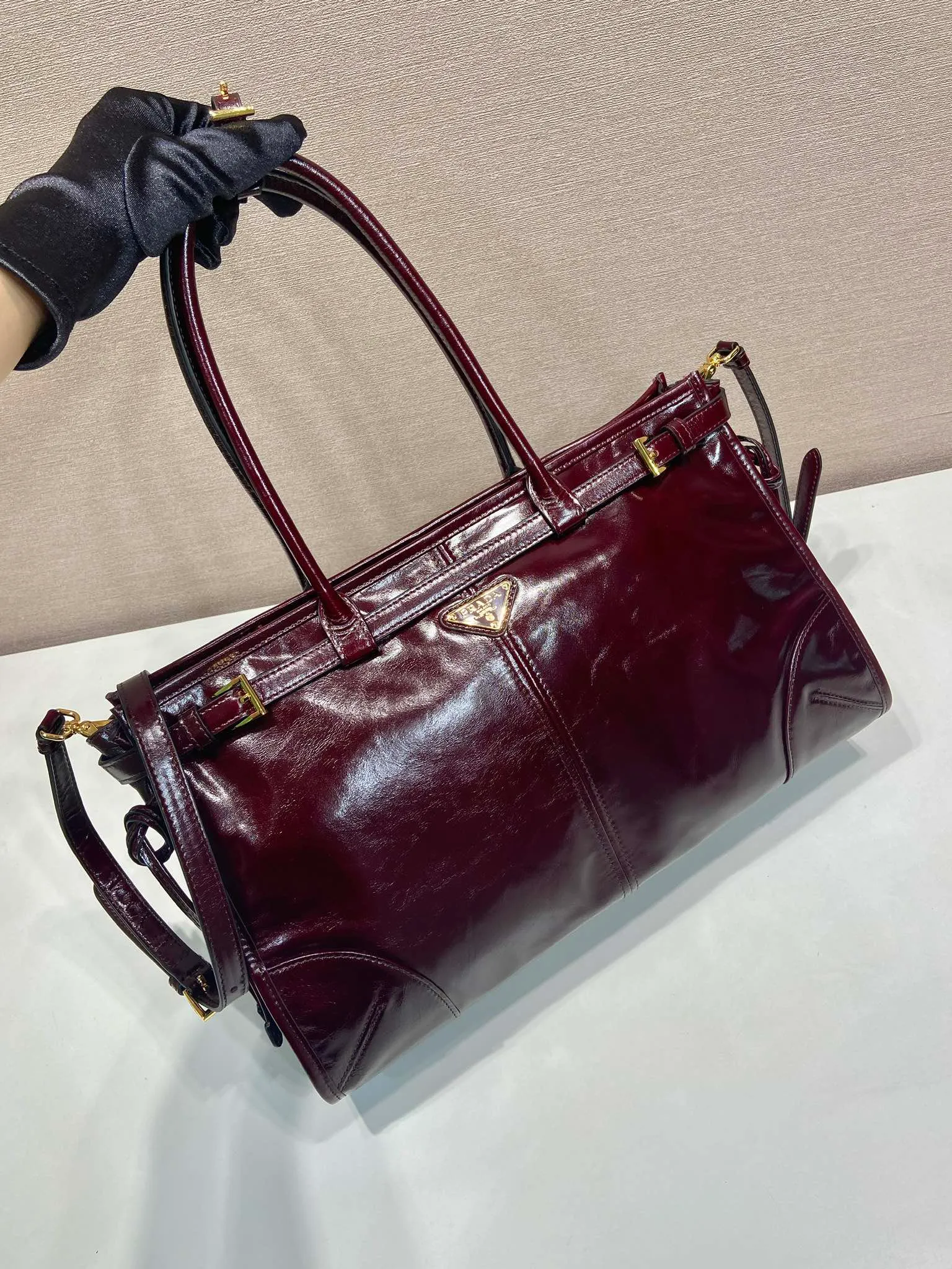 💰2040🎉LusSolf Oil Wax Skin🎉1BA433 Bordeaux Red🎉🎉 This hand-held crossbody bag is made of imported waxed leather. Its shiny color exudes a classic atmosphere. It is equipped with a detachable and adjustable long shoulder strap, which is convenient for matching on different occasions. It has a very large capacity and is easy to use. It is definitely a must-have for fashionistas. Hurry up and take this retro-style handbag home! Length 38x Height 30x Bottom 12cm🎉🎉🎉👏👏👏
