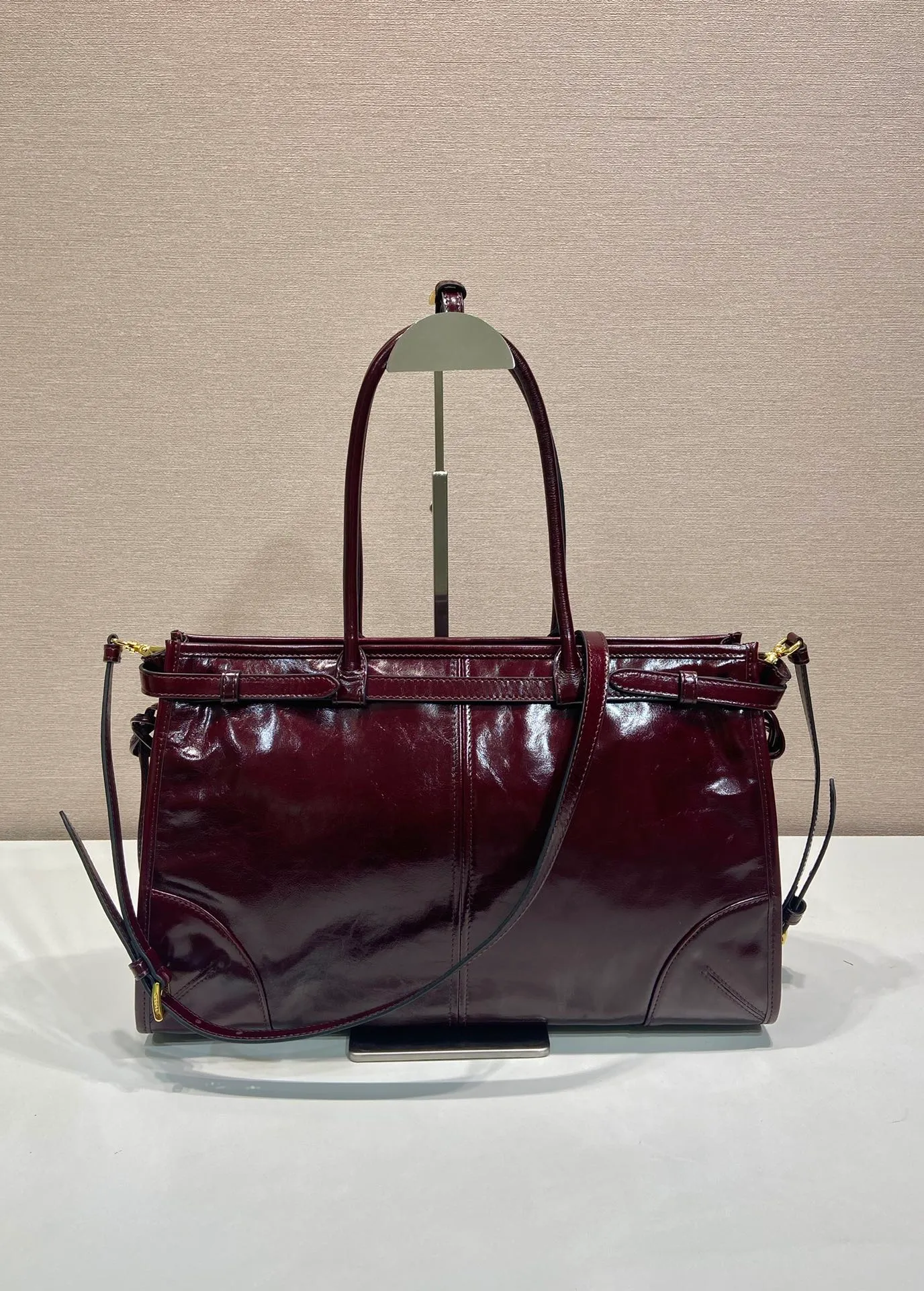 💰2040🎉LusSolf Oil Wax Skin🎉1BA433 Bordeaux Red🎉🎉 This hand-held crossbody bag is made of imported waxed leather. Its shiny color exudes a classic atmosphere. It is equipped with a detachable and adjustable long shoulder strap, which is convenient for matching on different occasions. It has a very large capacity and is easy to use. It is definitely a must-have for fashionistas. Hurry up and take this retro-style handbag home! Length 38x Height 30x Bottom 12cm🎉🎉🎉👏👏👏