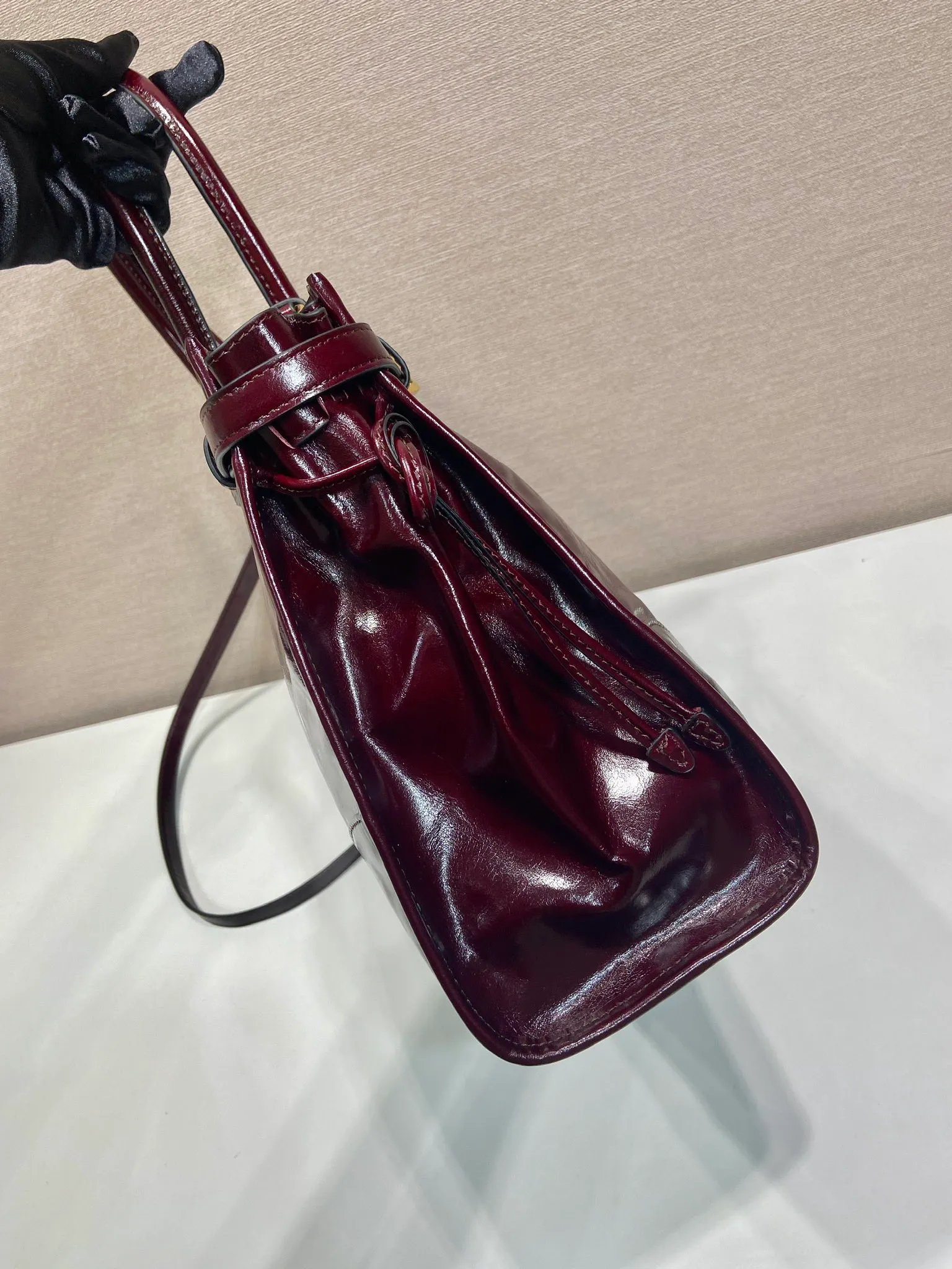 💰2040🎉LusSolf Oil Wax Skin🎉1BA433 Bordeaux Red🎉🎉 This hand-held crossbody bag is made of imported waxed leather. Its shiny color exudes a classic atmosphere. It is equipped with a detachable and adjustable long shoulder strap, which is convenient for matching on different occasions. It has a very large capacity and is easy to use. It is definitely a must-have for fashionistas. Hurry up and take this retro-style handbag home! Length 38x Height 30x Bottom 12cm🎉🎉🎉👏👏👏