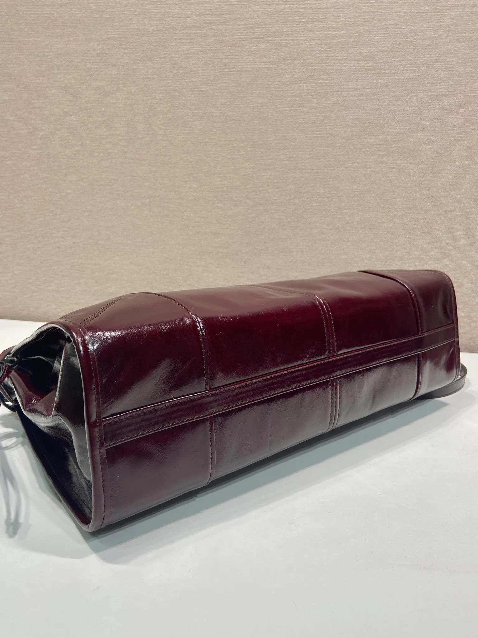 💰2040🎉LusSolf Oil Wax Skin🎉1BA433 Bordeaux Red🎉🎉 This hand-held crossbody bag is made of imported waxed leather. Its shiny color exudes a classic atmosphere. It is equipped with a detachable and adjustable long shoulder strap, which is convenient for matching on different occasions. It has a very large capacity and is easy to use. It is definitely a must-have for fashionistas. Hurry up and take this retro-style handbag home! Length 38x Height 30x Bottom 12cm🎉🎉🎉👏👏👏