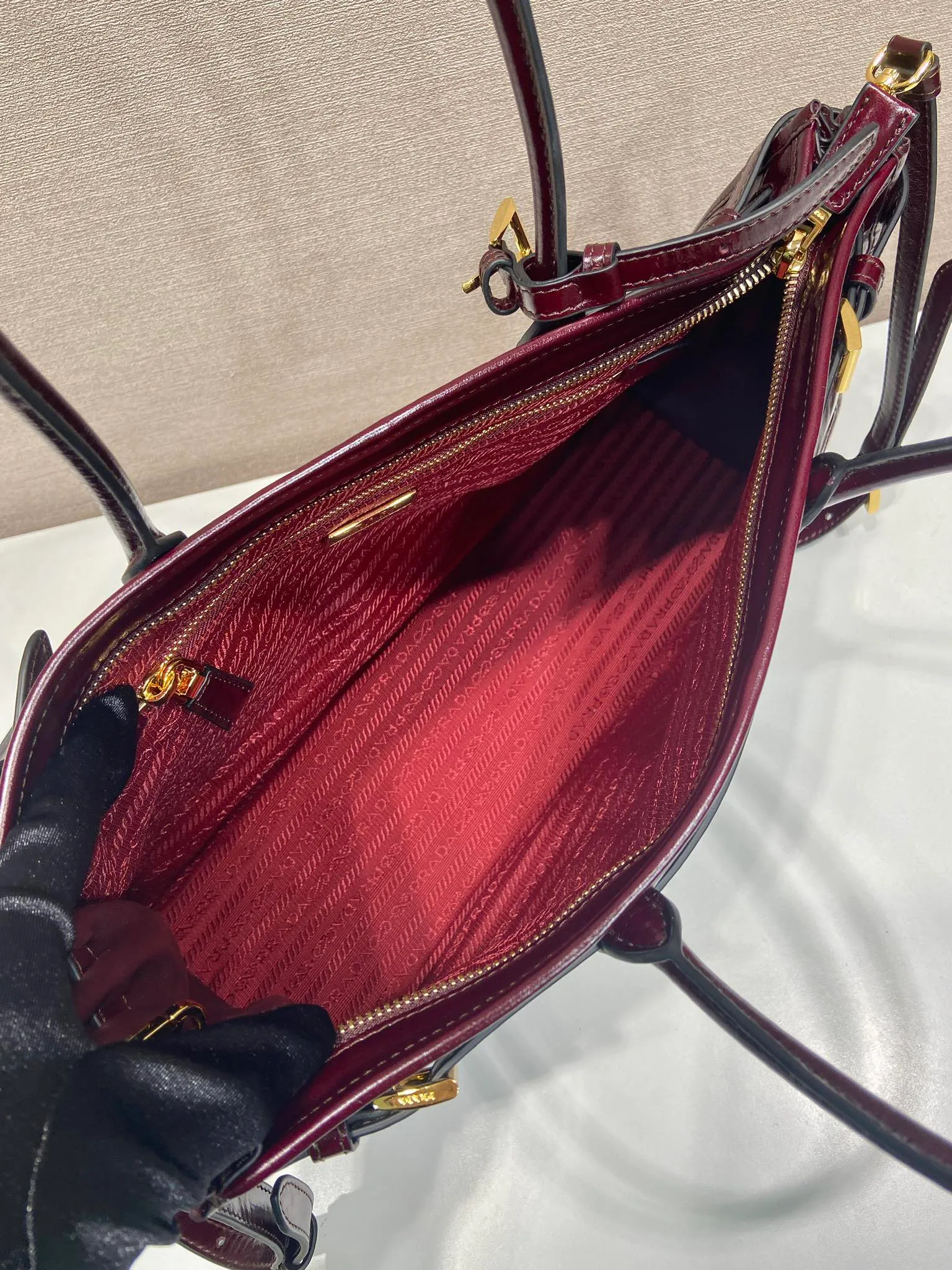💰2040🎉LusSolf Oil Wax Skin🎉1BA433 Bordeaux Red🎉🎉 This hand-held crossbody bag is made of imported waxed leather. Its shiny color exudes a classic atmosphere. It is equipped with a detachable and adjustable long shoulder strap, which is convenient for matching on different occasions. It has a very large capacity and is easy to use. It is definitely a must-have for fashionistas. Hurry up and take this retro-style handbag home! Length 38x Height 30x Bottom 12cm🎉🎉🎉👏👏👏
