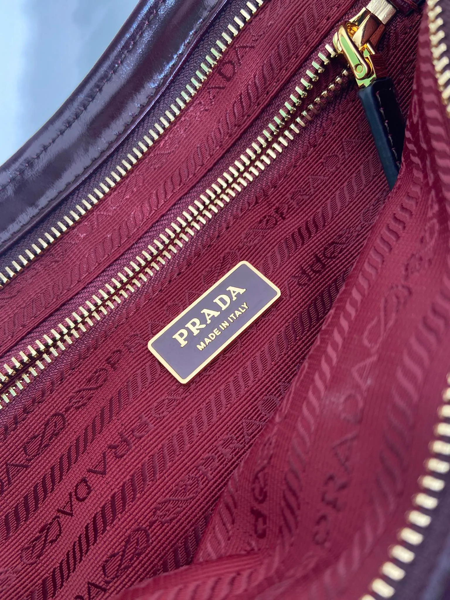 💰2040🎉LusSolf Oil Wax Skin🎉1BA433 Bordeaux Red🎉🎉 This hand-held crossbody bag is made of imported waxed leather. Its shiny color exudes a classic atmosphere. It is equipped with a detachable and adjustable long shoulder strap, which is convenient for matching on different occasions. It has a very large capacity and is easy to use. It is definitely a must-have for fashionistas. Hurry up and take this retro-style handbag home! Length 38x Height 30x Bottom 12cm🎉🎉🎉👏👏👏