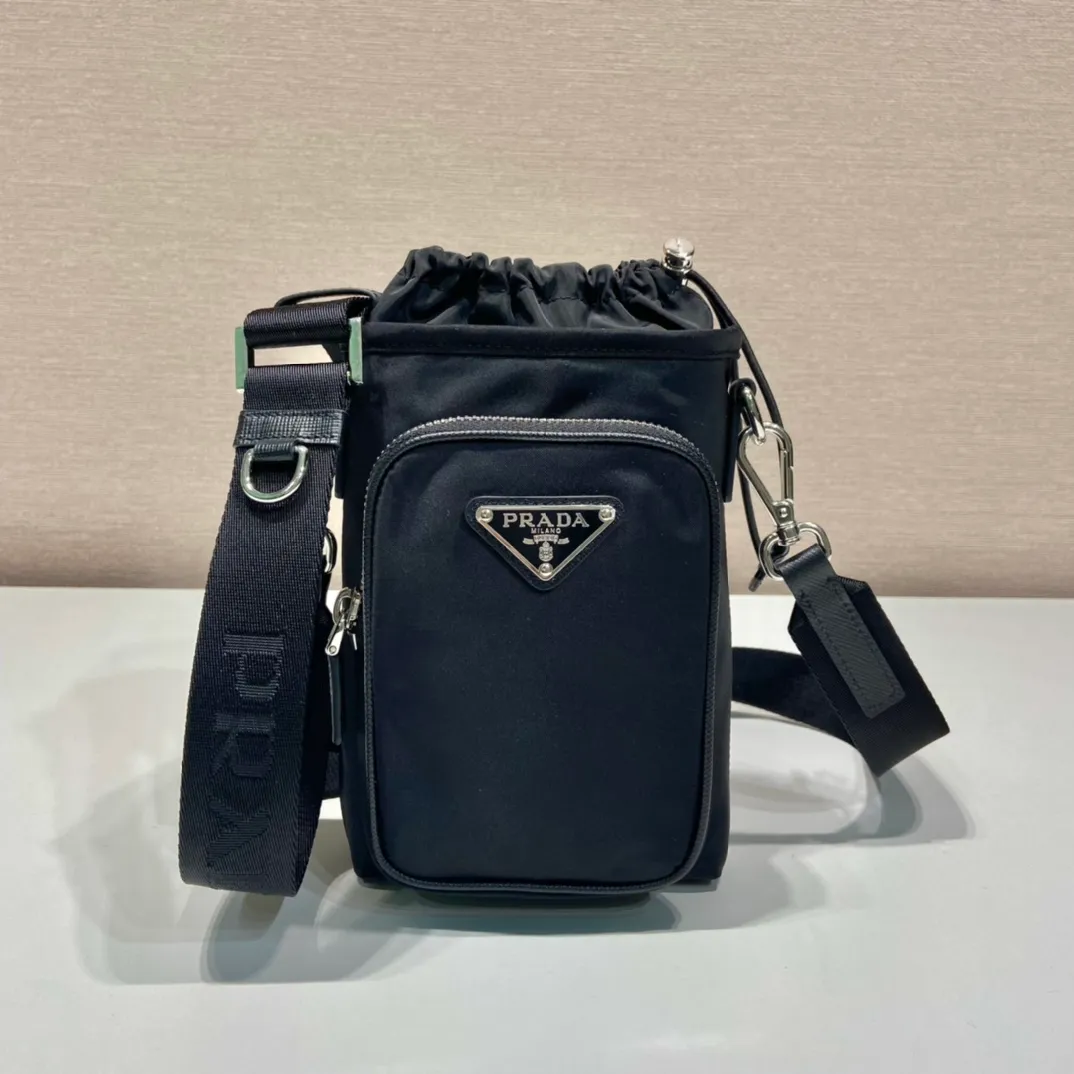 💰720🎉New mobile phone bag🎉2ZH155🎉👏 This mobile phone bag is made of innovative Re-Nylon regenerated nylon, showing a modern urban style. Adjustable nylon webbing shoulder straps and drawstring closure add a unique touch. The front logo and front pocket design make the upper body very cool and stylish. If you like babies, hurry up and get it🎉🎉 Length 13x Height 18cm🎉🎉👏👏