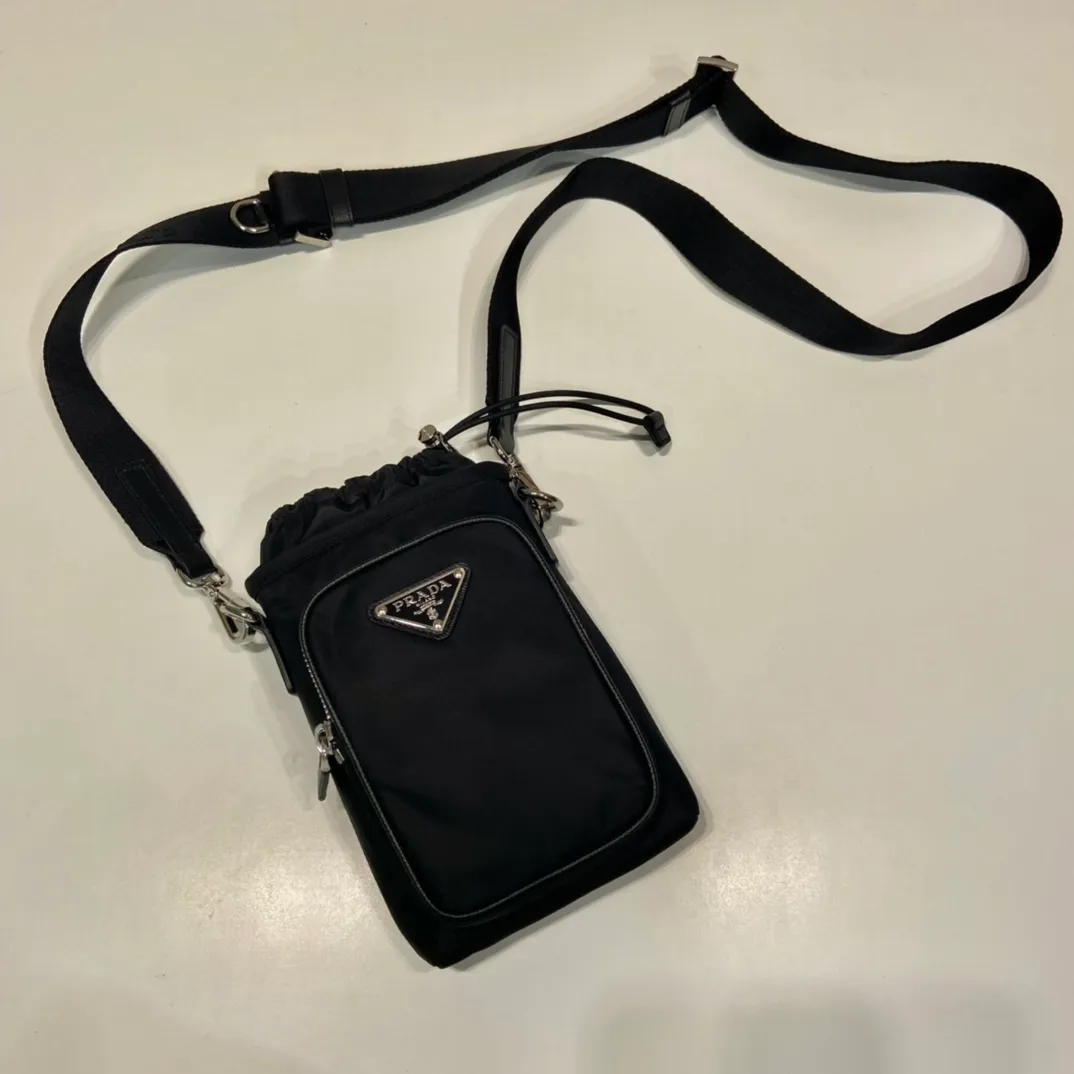 💰720🎉New mobile phone bag🎉2ZH155🎉👏 This mobile phone bag is made of innovative Re-Nylon regenerated nylon, showing a modern urban style. Adjustable nylon webbing shoulder straps and drawstring closure add a unique touch. The front logo and front pocket design make the upper body very cool and stylish. If you like babies, hurry up and get it🎉🎉 Length 13x Height 18cm🎉🎉👏👏