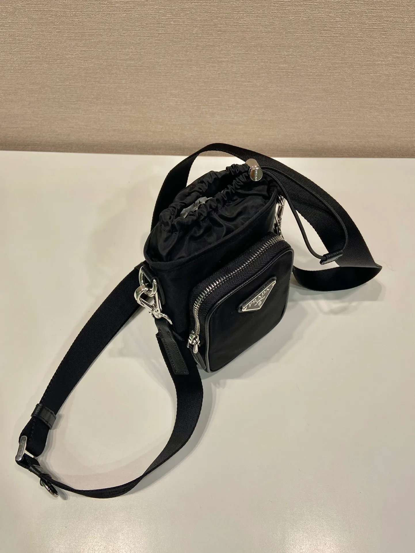 💰720🎉New mobile phone bag🎉2ZH155🎉👏 This mobile phone bag is made of innovative Re-Nylon regenerated nylon, showing a modern urban style. Adjustable nylon webbing shoulder straps and drawstring closure add a unique touch. The front logo and front pocket design make the upper body very cool and stylish. If you like babies, hurry up and get it🎉🎉 Length 13x Height 18cm🎉🎉👏👏