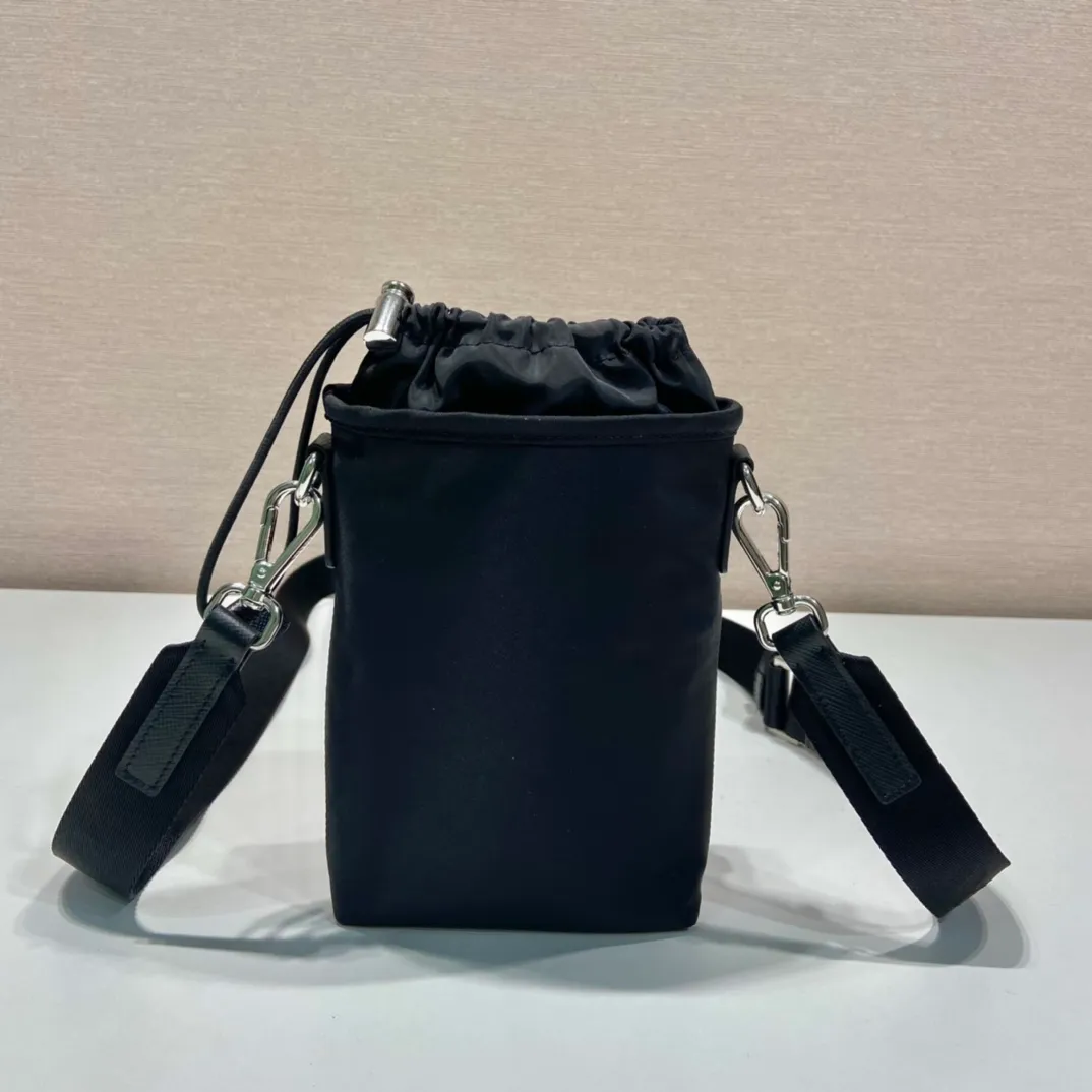 💰720🎉New mobile phone bag🎉2ZH155🎉👏 This mobile phone bag is made of innovative Re-Nylon regenerated nylon, showing a modern urban style. Adjustable nylon webbing shoulder straps and drawstring closure add a unique touch. The front logo and front pocket design make the upper body very cool and stylish. If you like babies, hurry up and get it🎉🎉 Length 13x Height 18cm🎉🎉👏👏