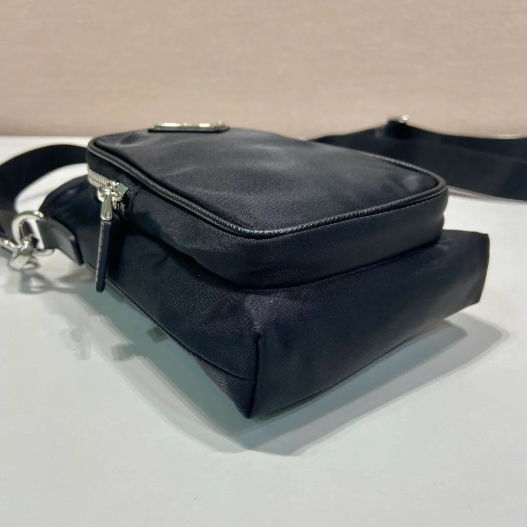 💰720🎉New mobile phone bag🎉2ZH155🎉👏 This mobile phone bag is made of innovative Re-Nylon regenerated nylon, showing a modern urban style. Adjustable nylon webbing shoulder straps and drawstring closure add a unique touch. The front logo and front pocket design make the upper body very cool and stylish. If you like babies, hurry up and get it🎉🎉 Length 13x Height 18cm🎉🎉👏👏