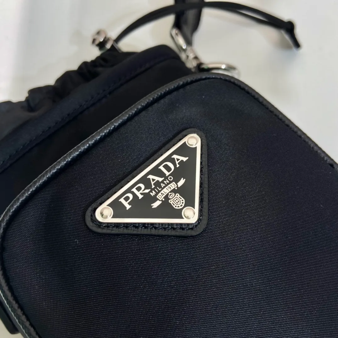 💰720🎉New mobile phone bag🎉2ZH155🎉👏 This mobile phone bag is made of innovative Re-Nylon regenerated nylon, showing a modern urban style. Adjustable nylon webbing shoulder straps and drawstring closure add a unique touch. The front logo and front pocket design make the upper body very cool and stylish. If you like babies, hurry up and get it🎉🎉 Length 13x Height 18cm🎉🎉👏👏