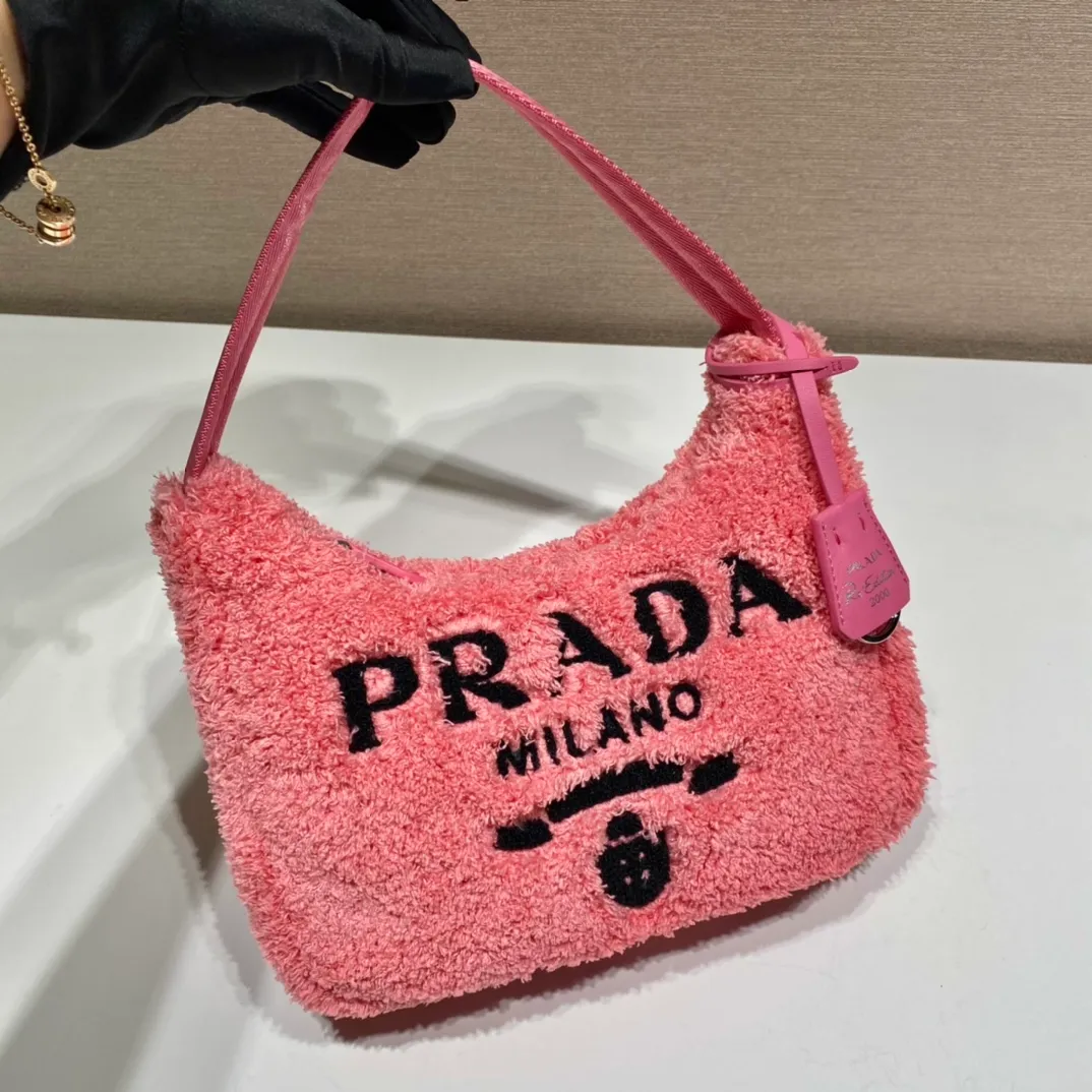 💰960🎉Plush Hobo🎉1NE515 This Re-Edition 2000 soft terry fabric mini handbag exudes summer style. Smart color contrasts meet interesting design styles, reinterpreting the traditional style of the P family and giving it a completely new look. An embroidered lettering logo adorns the front, showcasing the brand's signature elements. The upper body effect is very cool😎, hurry up and get it🎉🎉 Length 22x Height 17x Bottom 6cm