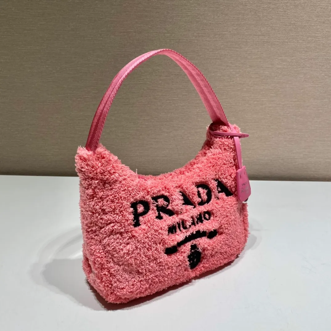 💰960🎉Plush Hobo🎉1NE515 This Re-Edition 2000 soft terry fabric mini handbag exudes summer style. Smart color contrasts meet interesting design styles, reinterpreting the traditional style of the P family and giving it a completely new look. An embroidered lettering logo adorns the front, showcasing the brand's signature elements. The upper body effect is very cool😎, hurry up and get it🎉🎉 Length 22x Height 17x Bottom 6cm
