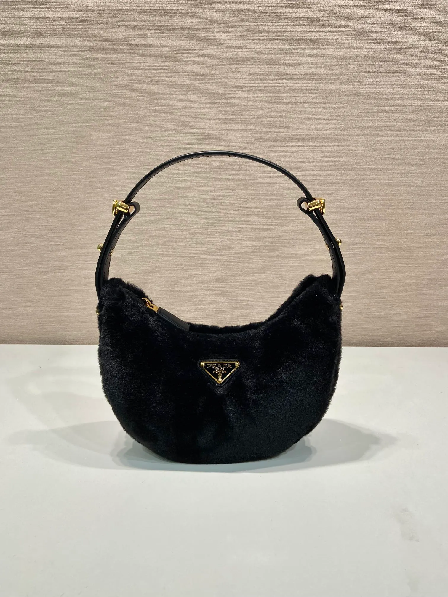 💰1260🎉Moon handbag🎉1BC194 double shoulder strap/wool🎉🎉 This simple Moon handbag is made of soft wool and cowhide, showing a modern and versatile charm. The curved body design is equipped with 2 long/short adjustable shoulder straps, making it easy to change the shape at will. It is equipped with imported lambskin inside, and the metal accessories add a bright style. The upper body effect is very cool/fashionable. It is a must-have item in winter🎉Babies, hurry up and get it🎉 Length 22.5x Height 18.5x Bottom 6.5cm
