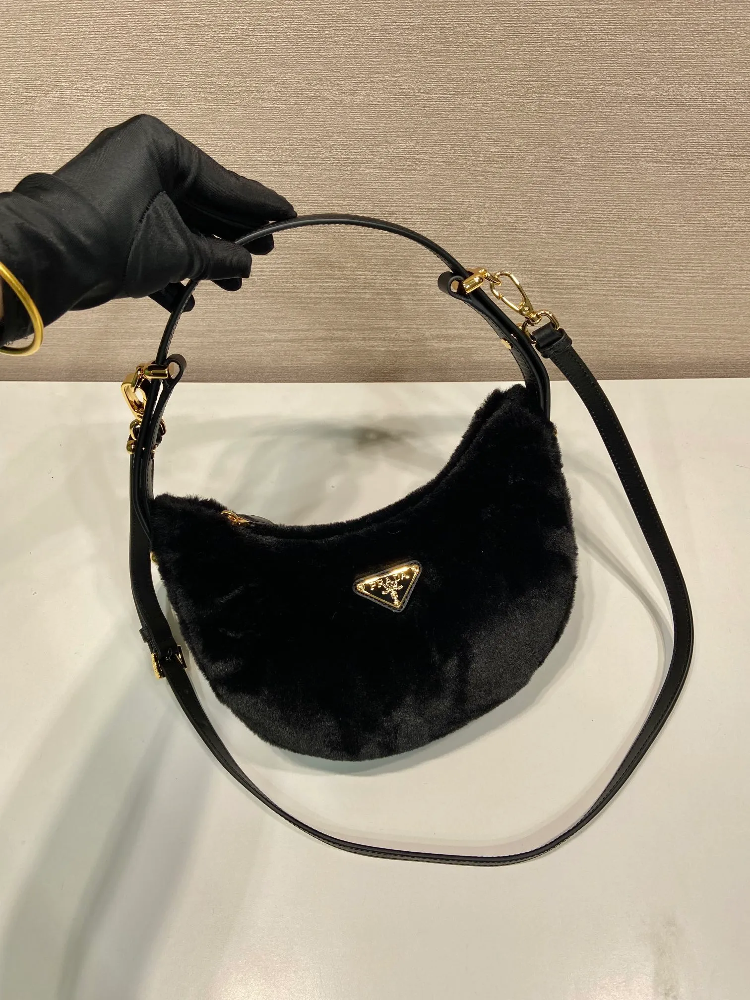 💰1260🎉Moon handbag🎉1BC194 double shoulder strap/wool🎉🎉 This simple Moon handbag is made of soft wool and cowhide, showing a modern and versatile charm. The curved body design is equipped with 2 long/short adjustable shoulder straps, making it easy to change the shape at will. It is equipped with imported lambskin inside, and the metal accessories add a bright style. The upper body effect is very cool/fashionable. It is a must-have item in winter🎉Babies, hurry up and get it🎉 Length 22.5x Height 18.5x Bottom 6.5cm