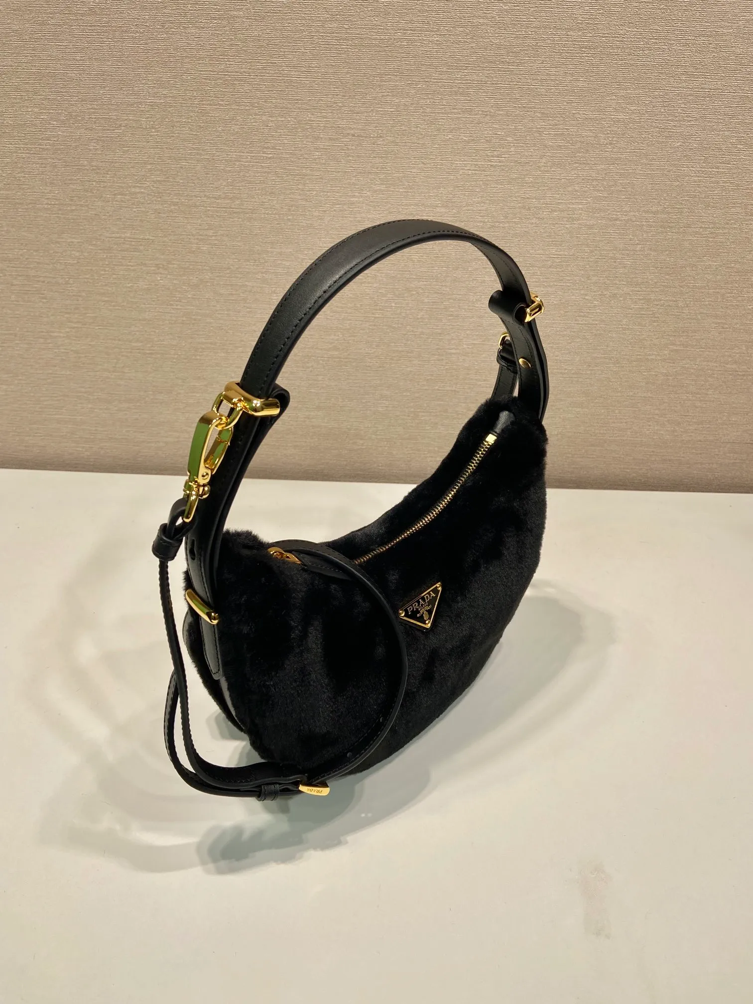 💰1260🎉Moon handbag🎉1BC194 double shoulder strap/wool🎉🎉 This simple Moon handbag is made of soft wool and cowhide, showing a modern and versatile charm. The curved body design is equipped with 2 long/short adjustable shoulder straps, making it easy to change the shape at will. It is equipped with imported lambskin inside, and the metal accessories add a bright style. The upper body effect is very cool/fashionable. It is a must-have item in winter🎉Babies, hurry up and get it🎉 Length 22.5x Height 18.5x Bottom 6.5cm