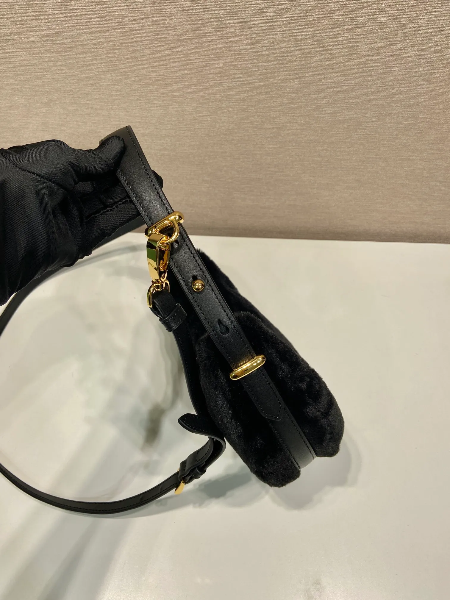 💰1260🎉Moon handbag🎉1BC194 double shoulder strap/wool🎉🎉 This simple Moon handbag is made of soft wool and cowhide, showing a modern and versatile charm. The curved body design is equipped with 2 long/short adjustable shoulder straps, making it easy to change the shape at will. It is equipped with imported lambskin inside, and the metal accessories add a bright style. The upper body effect is very cool/fashionable. It is a must-have item in winter🎉Babies, hurry up and get it🎉 Length 22.5x Height 18.5x Bottom 6.5cm