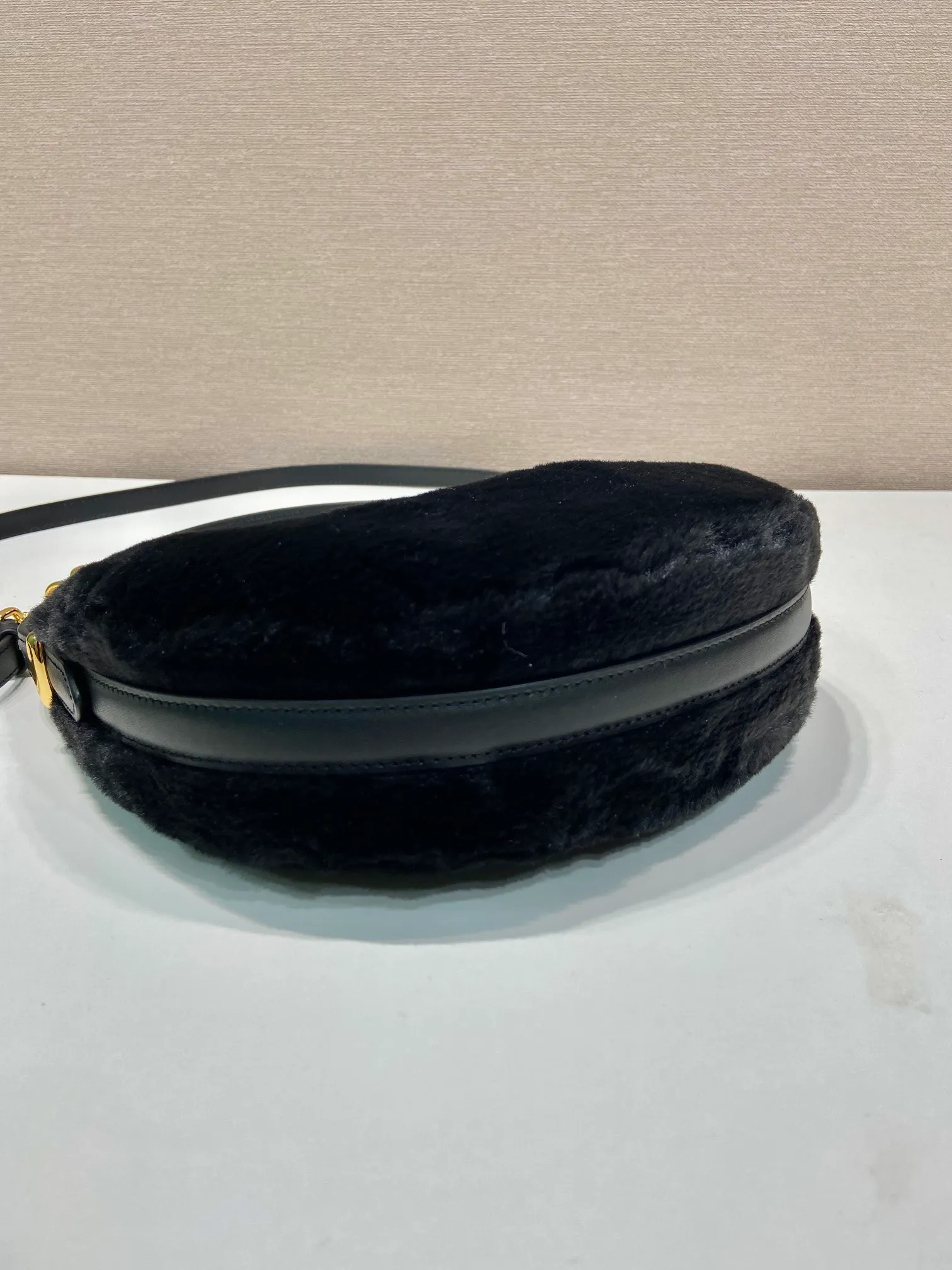 💰1260🎉Moon handbag🎉1BC194 double shoulder strap/wool🎉🎉 This simple Moon handbag is made of soft wool and cowhide, showing a modern and versatile charm. The curved body design is equipped with 2 long/short adjustable shoulder straps, making it easy to change the shape at will. It is equipped with imported lambskin inside, and the metal accessories add a bright style. The upper body effect is very cool/fashionable. It is a must-have item in winter🎉Babies, hurry up and get it🎉 Length 22.5x Height 18.5x Bottom 6.5cm
