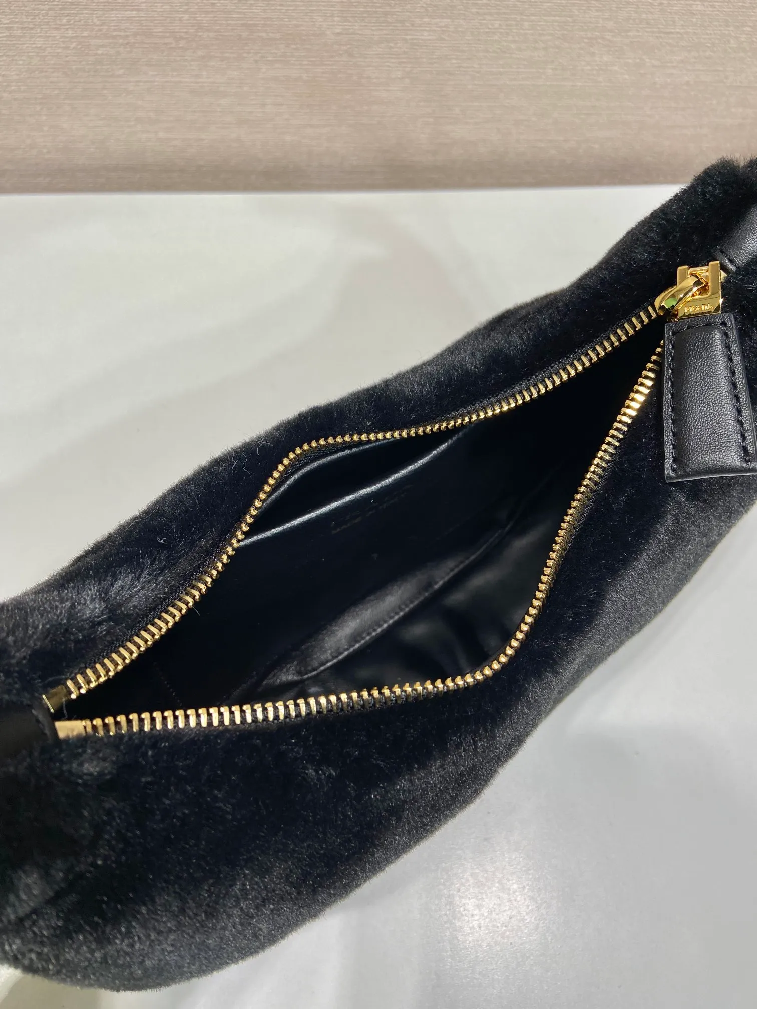 💰1260🎉Moon handbag🎉1BC194 double shoulder strap/wool🎉🎉 This simple Moon handbag is made of soft wool and cowhide, showing a modern and versatile charm. The curved body design is equipped with 2 long/short adjustable shoulder straps, making it easy to change the shape at will. It is equipped with imported lambskin inside, and the metal accessories add a bright style. The upper body effect is very cool/fashionable. It is a must-have item in winter🎉Babies, hurry up and get it🎉 Length 22.5x Height 18.5x Bottom 6.5cm