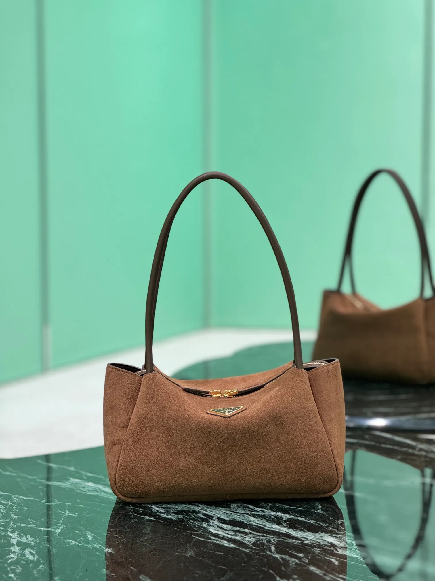 💰1440🌟Suede handbag made of suede calfskin and top-quality hardware. It can be carried by hand or carried on the shoulder. It is equipped with 2 compartments. It has a large capacity, is simple and practical, and is classic and attractive! Size: length 28x height 18x ​​bottom 11cm Style number: 1BA444