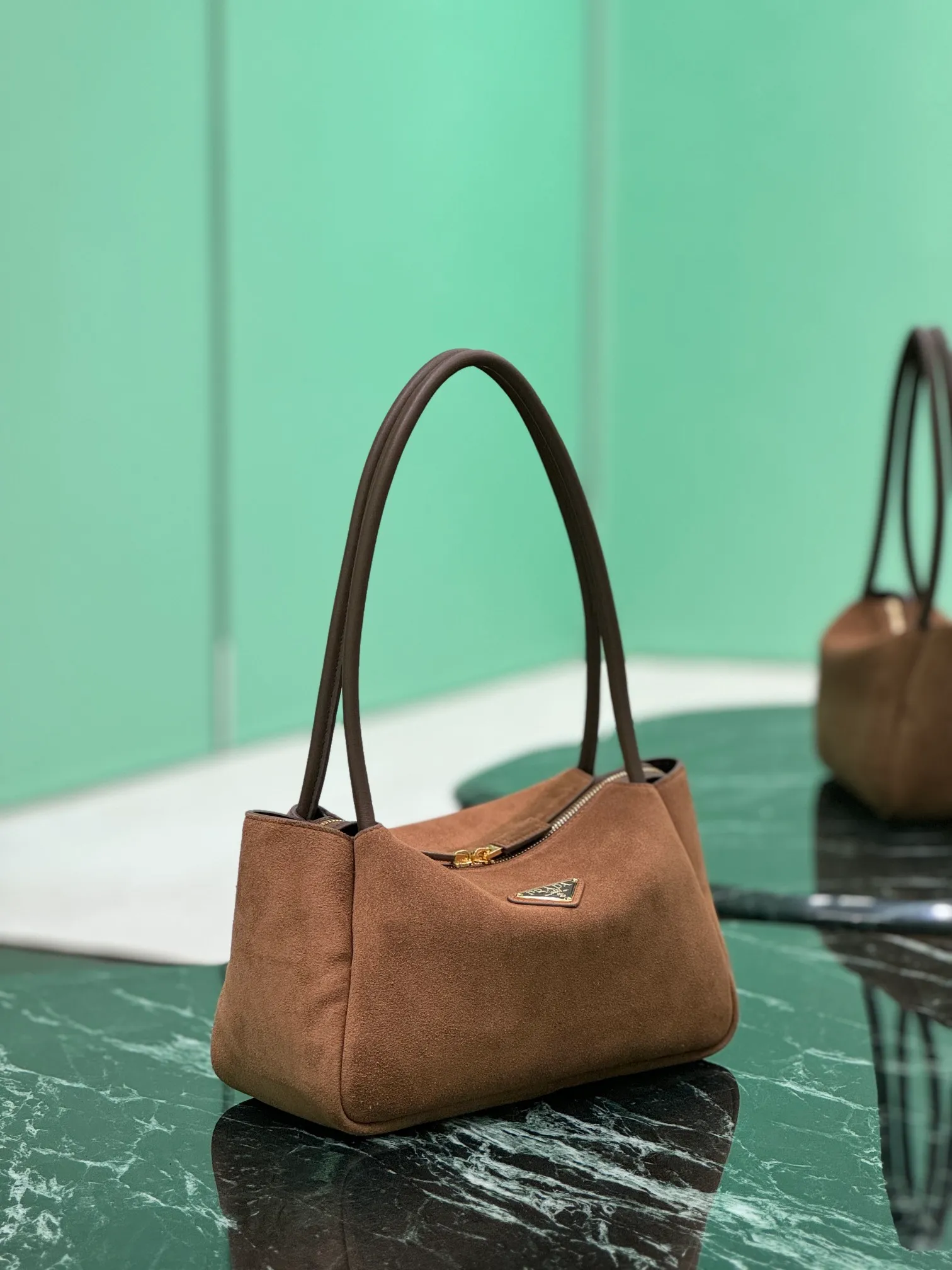 💰1440🌟Suede handbag made of suede calfskin and top-quality hardware. It can be carried by hand or carried on the shoulder. It is equipped with 2 compartments. It has a large capacity, is simple and practical, and is classic and attractive! Size: length 28x height 18x ​​bottom 11cm Style number: 1BA444