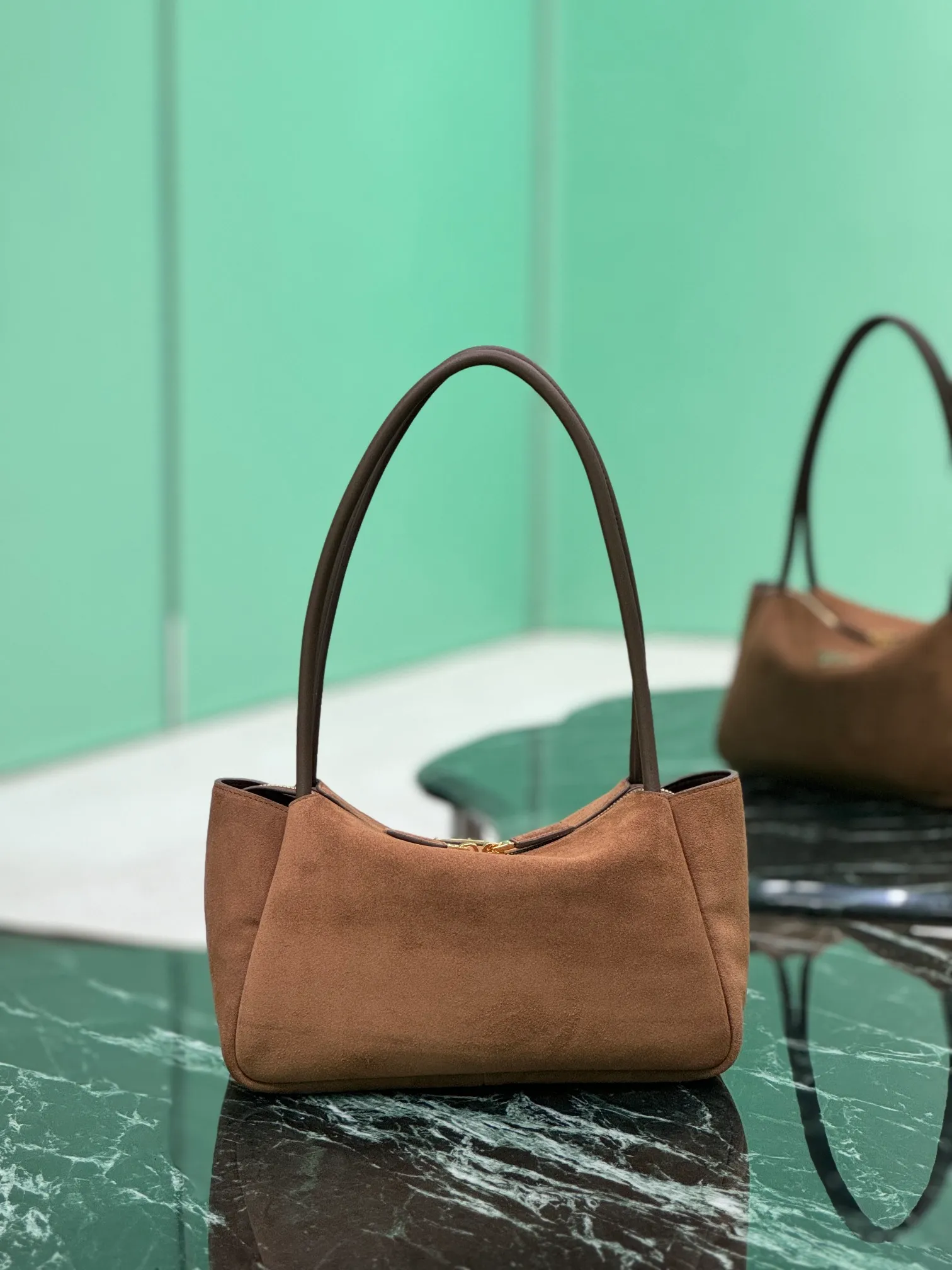 💰1440🌟Suede handbag made of suede calfskin and top-quality hardware. It can be carried by hand or carried on the shoulder. It is equipped with 2 compartments. It has a large capacity, is simple and practical, and is classic and attractive! Size: length 28x height 18x ​​bottom 11cm Style number: 1BA444