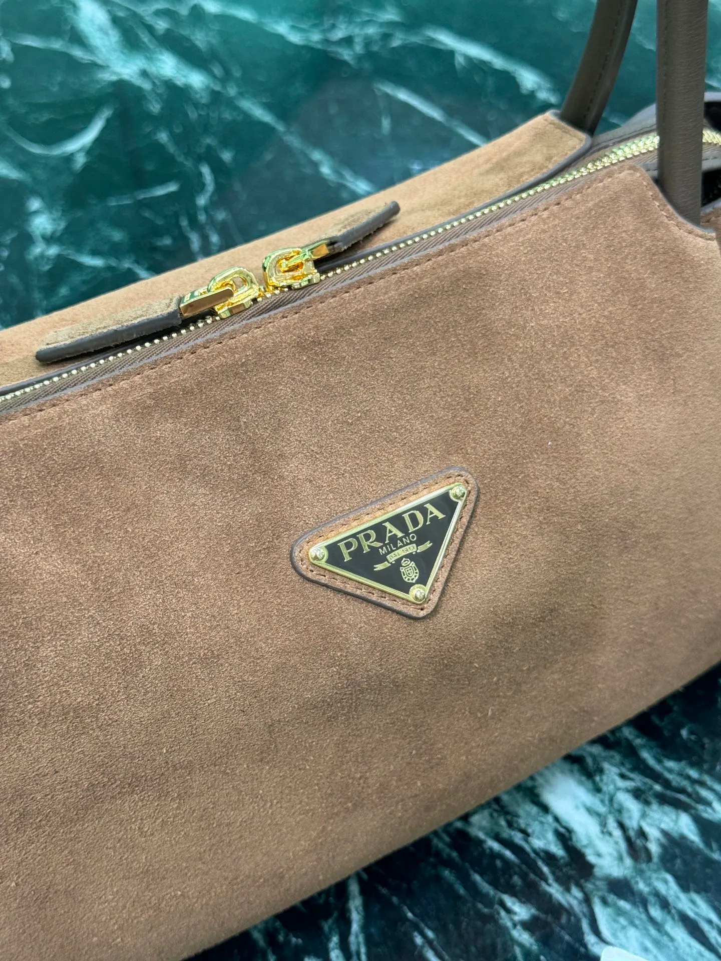 💰1440🌟Suede handbag made of suede calfskin and top-quality hardware. It can be carried by hand or carried on the shoulder. It is equipped with 2 compartments. It has a large capacity, is simple and practical, and is classic and attractive! Size: length 28x height 18x ​​bottom 11cm Style number: 1BA444