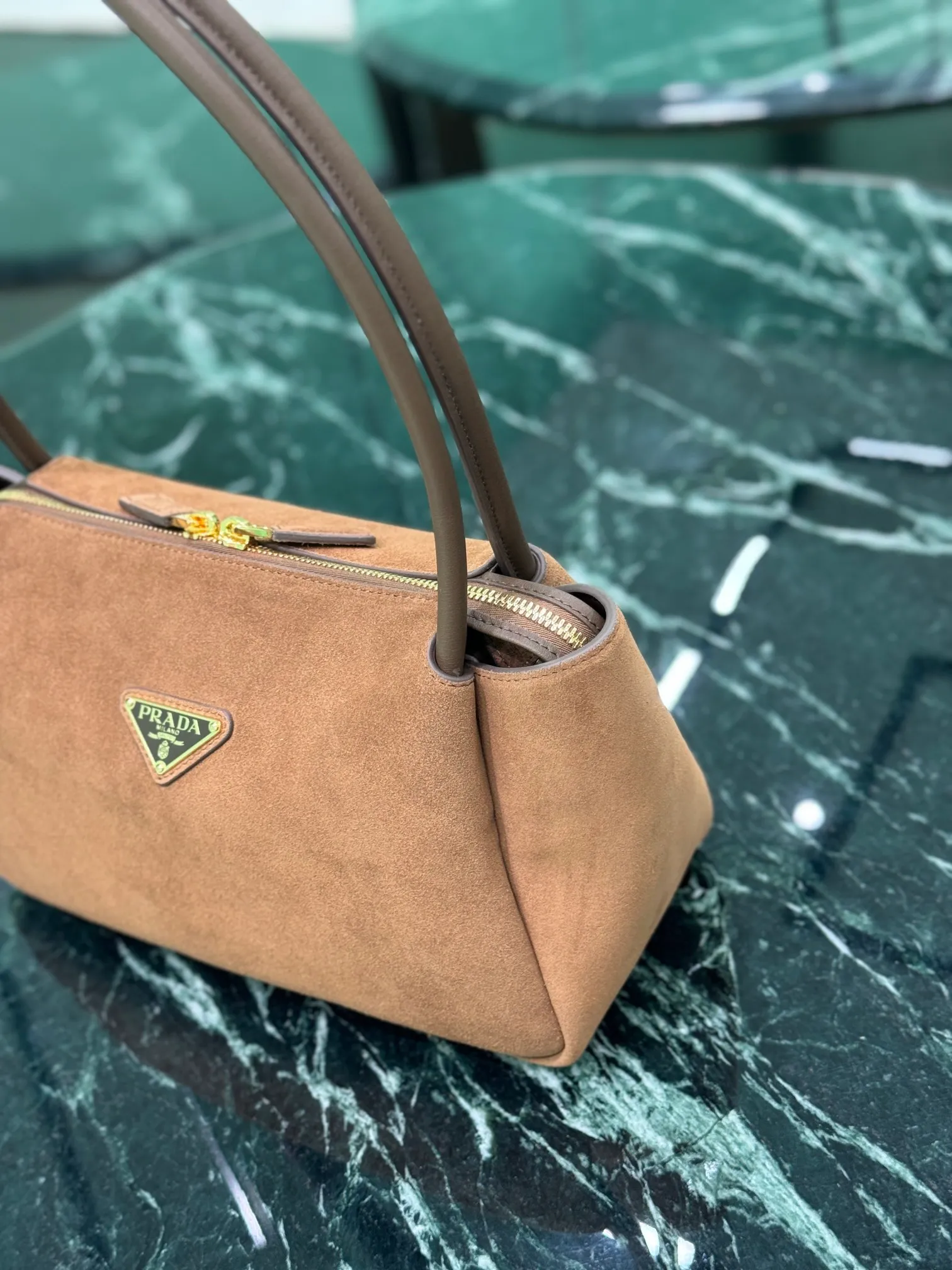 💰1440🌟Suede handbag made of suede calfskin and top-quality hardware. It can be carried by hand or carried on the shoulder. It is equipped with 2 compartments. It has a large capacity, is simple and practical, and is classic and attractive! Size: length 28x height 18x ​​bottom 11cm Style number: 1BA444