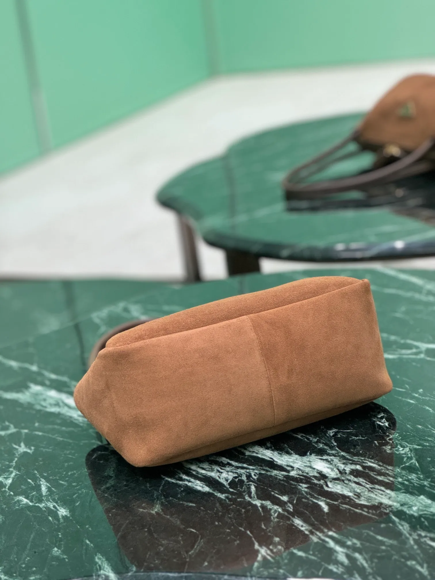 💰1440🌟Suede handbag made of suede calfskin and top-quality hardware. It can be carried by hand or carried on the shoulder. It is equipped with 2 compartments. It has a large capacity, is simple and practical, and is classic and attractive! Size: length 28x height 18x ​​bottom 11cm Style number: 1BA444