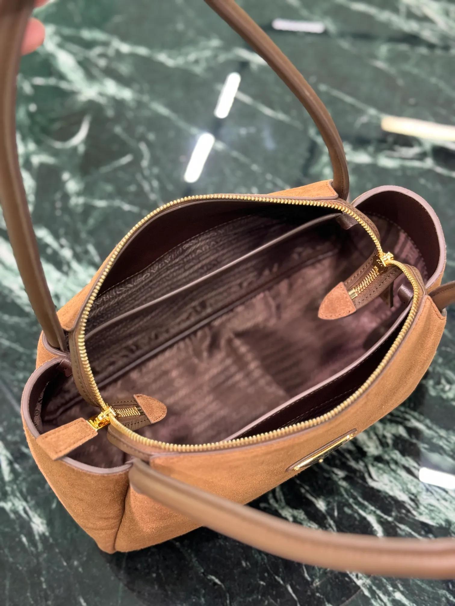 💰1440🌟Suede handbag made of suede calfskin and top-quality hardware. It can be carried by hand or carried on the shoulder. It is equipped with 2 compartments. It has a large capacity, is simple and practical, and is classic and attractive! Size: length 28x height 18x ​​bottom 11cm Style number: 1BA444