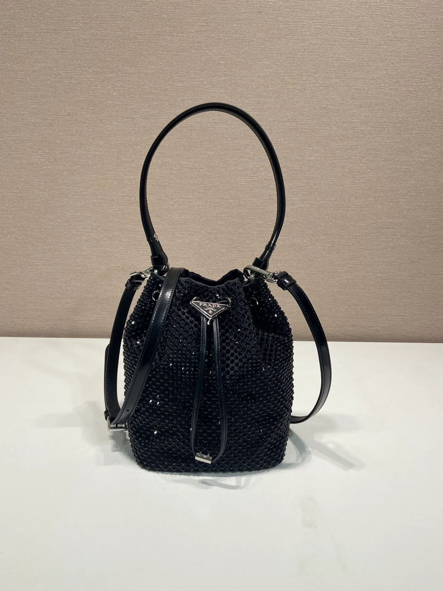 💰1260🎉Crystal bucket bag🎉1BE067 new color🎉🎉 This crystal bucket is made of a combination of imported imitation crystal and satin materials, with an enamel-coated metal triangle logo decorative opening and closing design. The short shoulder strap is adjustable in length, and the long shoulder strap is detachable and adjustable. So cute😍, the effect of bling bling is very eye-catching, easy to create a large space🎉🎉Cute and cool, don’t you feel excited😙😙, beauties. Get it now. So beautiful, so in love😋😋 Length 16x height 21 bottom 10cm🎉🎉🎉👏👏👏