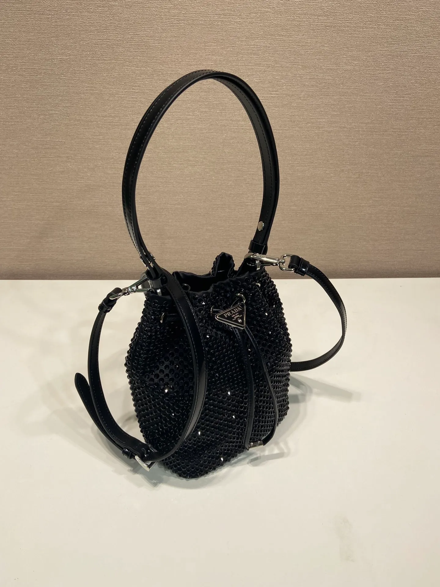 💰1260🎉Crystal bucket bag🎉1BE067 new color🎉🎉 This crystal bucket is made of a combination of imported imitation crystal and satin materials, with an enamel-coated metal triangle logo decorative opening and closing design. The short shoulder strap is adjustable in length, and the long shoulder strap is detachable and adjustable. So cute😍, the effect of bling bling is very eye-catching, easy to create a large space🎉🎉Cute and cool, don’t you feel excited😙😙, beauties. Get it now. So beautiful, so in love😋😋 Length 16x height 21 bottom 10cm🎉🎉🎉👏👏👏
