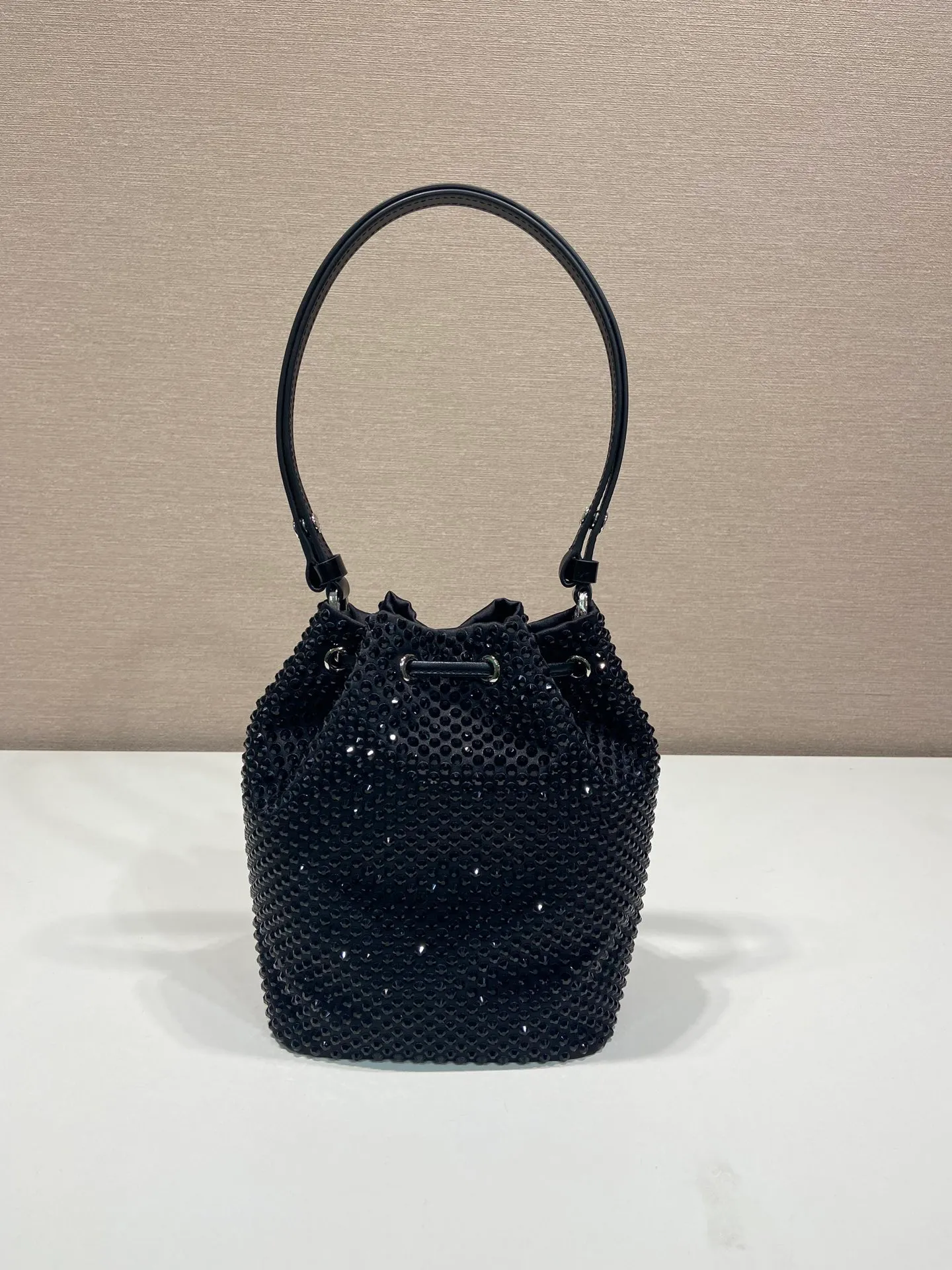 💰1260🎉Crystal bucket bag🎉1BE067 new color🎉🎉 This crystal bucket is made of a combination of imported imitation crystal and satin materials, with an enamel-coated metal triangle logo decorative opening and closing design. The short shoulder strap is adjustable in length, and the long shoulder strap is detachable and adjustable. So cute😍, the effect of bling bling is very eye-catching, easy to create a large space🎉🎉Cute and cool, don’t you feel excited😙😙, beauties. Get it now. So beautiful, so in love😋😋 Length 16x height 21 bottom 10cm🎉🎉🎉👏👏👏