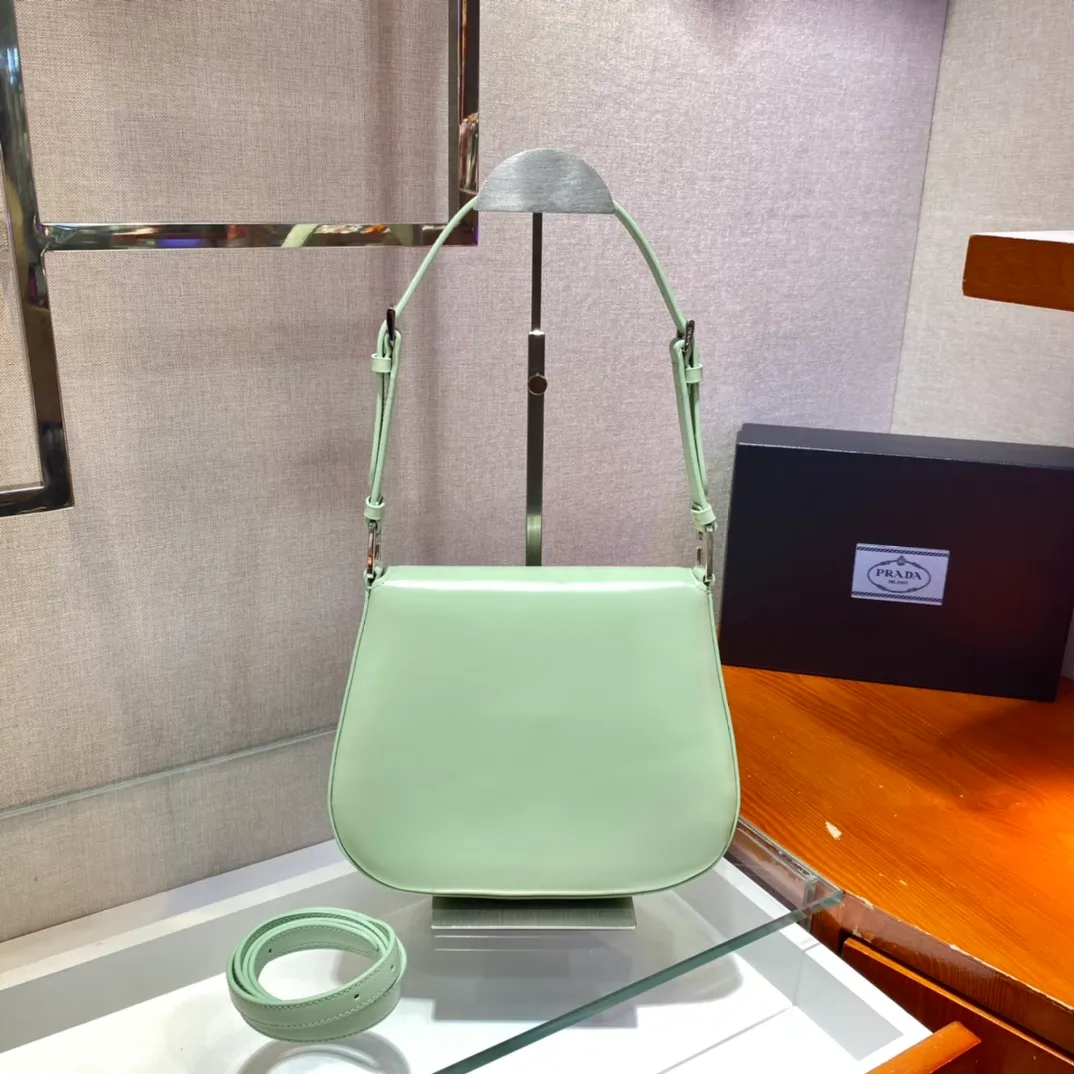 💰1320🎉Large Flap/Double Shoulder Straps🎉New Second-hand Underarm Bag/Large Flap😘😘 This year’s popular flip-top second-hand armpit bag has always been very popular. This double shoulder strap design is so practical👏It can be carried on the shoulder/crossbody, I love it😘, the whole leather is delicate and smooth, the special-shaped bag design is cool and fashionable, the capacity is sufficient, and it is light and can be packed It’s perfect without being outdated. It has a retro-feel concave shape. Another popular model for internet celebrities🙊🙊 Style number: 1BD303, length 24x height 19x bottom 6cm