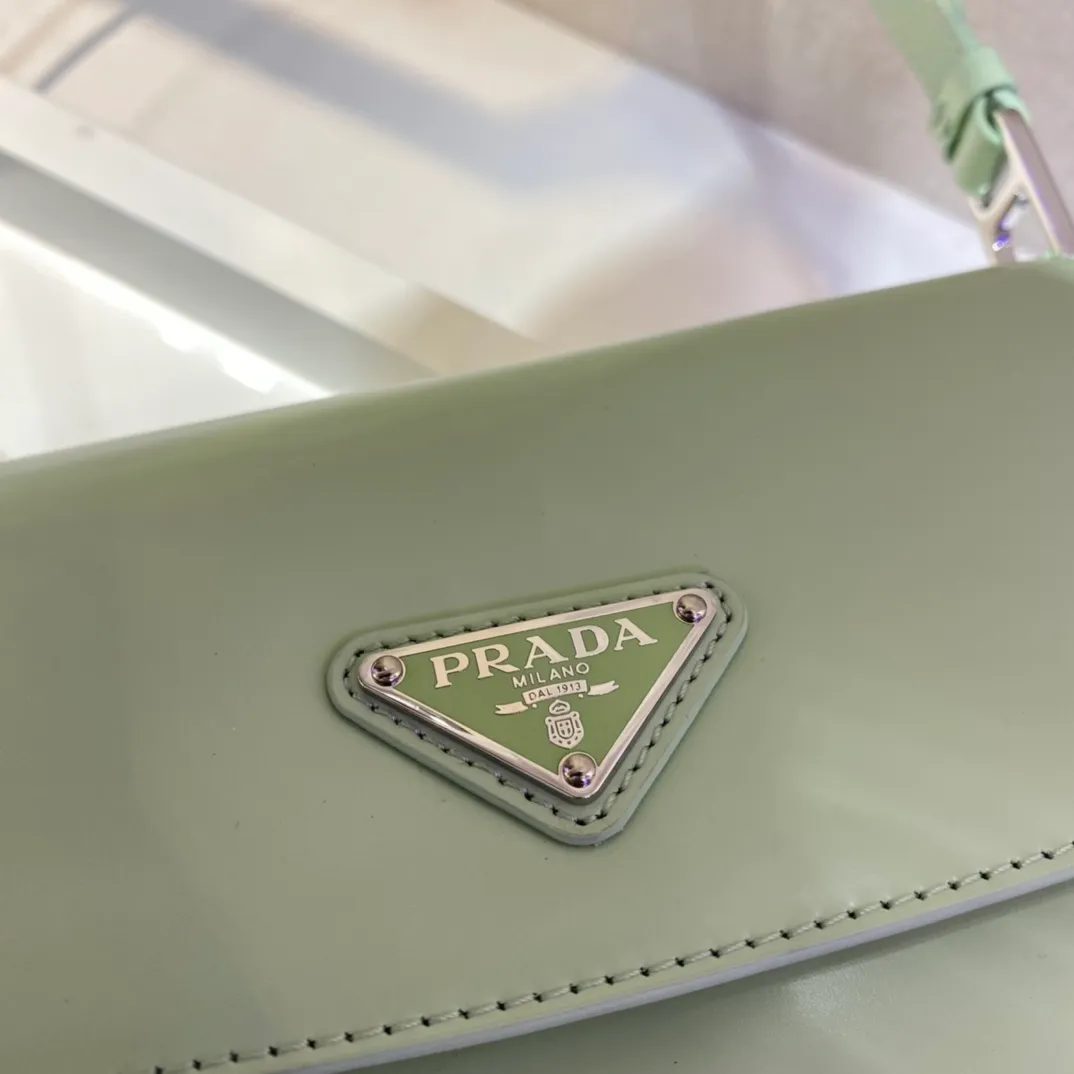 💰1320🎉Large Flap/Double Shoulder Straps🎉New Second-hand Underarm Bag/Large Flap😘😘 This year’s popular flip-top second-hand armpit bag has always been very popular. This double shoulder strap design is so practical👏It can be carried on the shoulder/crossbody, I love it😘, the whole leather is delicate and smooth, the special-shaped bag design is cool and fashionable, the capacity is sufficient, and it is light and can be packed It’s perfect without being outdated. It has a retro-feel concave shape. Another popular model for internet celebrities🙊🙊 Style number: 1BD303, length 24x height 19x bottom 6cm