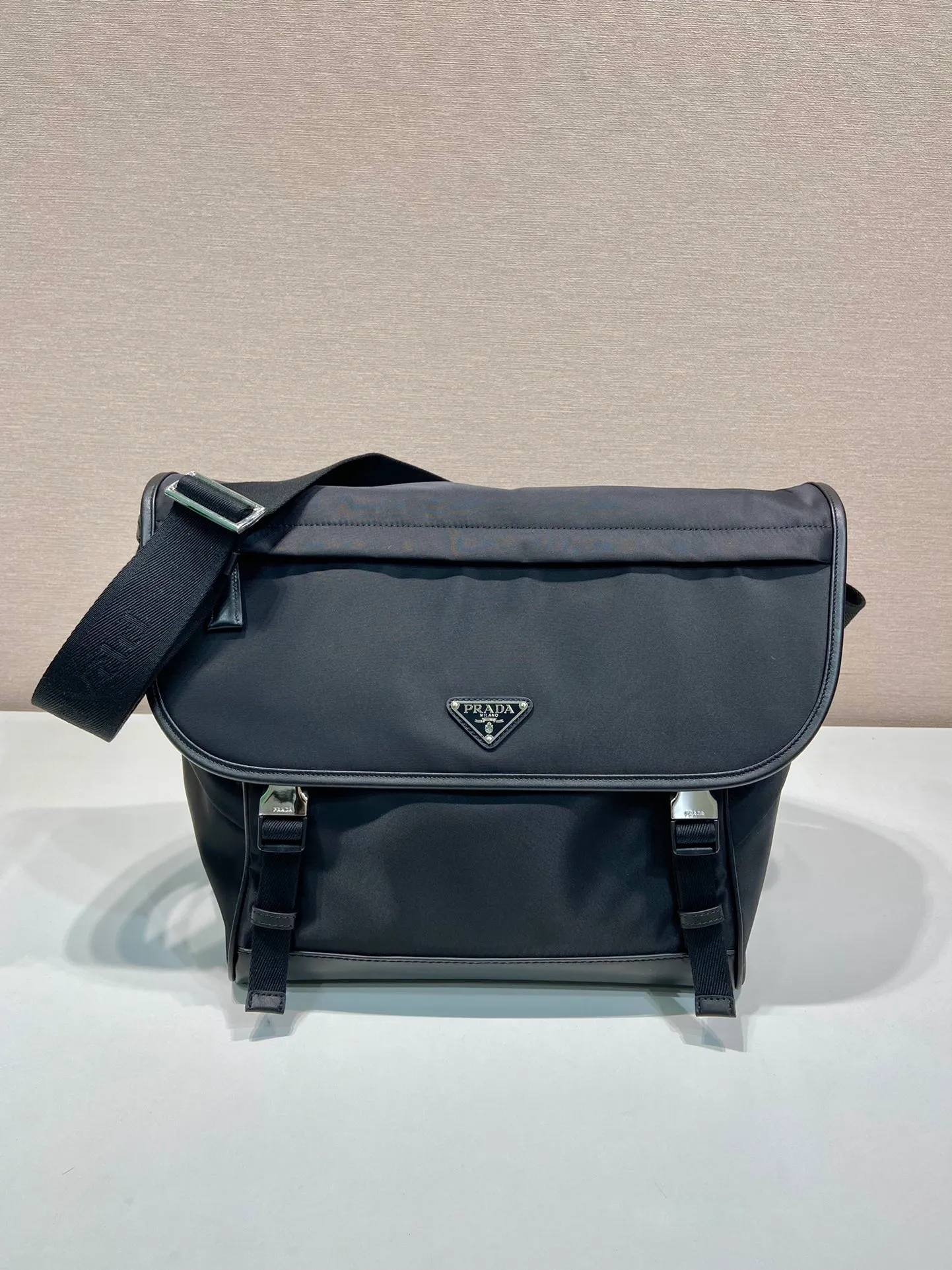 💰1460🎉New messenger bag🎉🎉2VD052A large upgraded version🎉🎉 This messenger bag is designed with Re-Nylon recycled nylon fabric, with contrasting calfskin, flap and snap closure, three external zipper pockets, internal zipper pocket and patch pocket. It has a large capacity and is a hit that will never go out of style. Handsome guys, hurry up and get in🎉🎉 Length 30x Height 27.5x Bottom 14.5cm🎉🎉🎉🍊🍊🍊