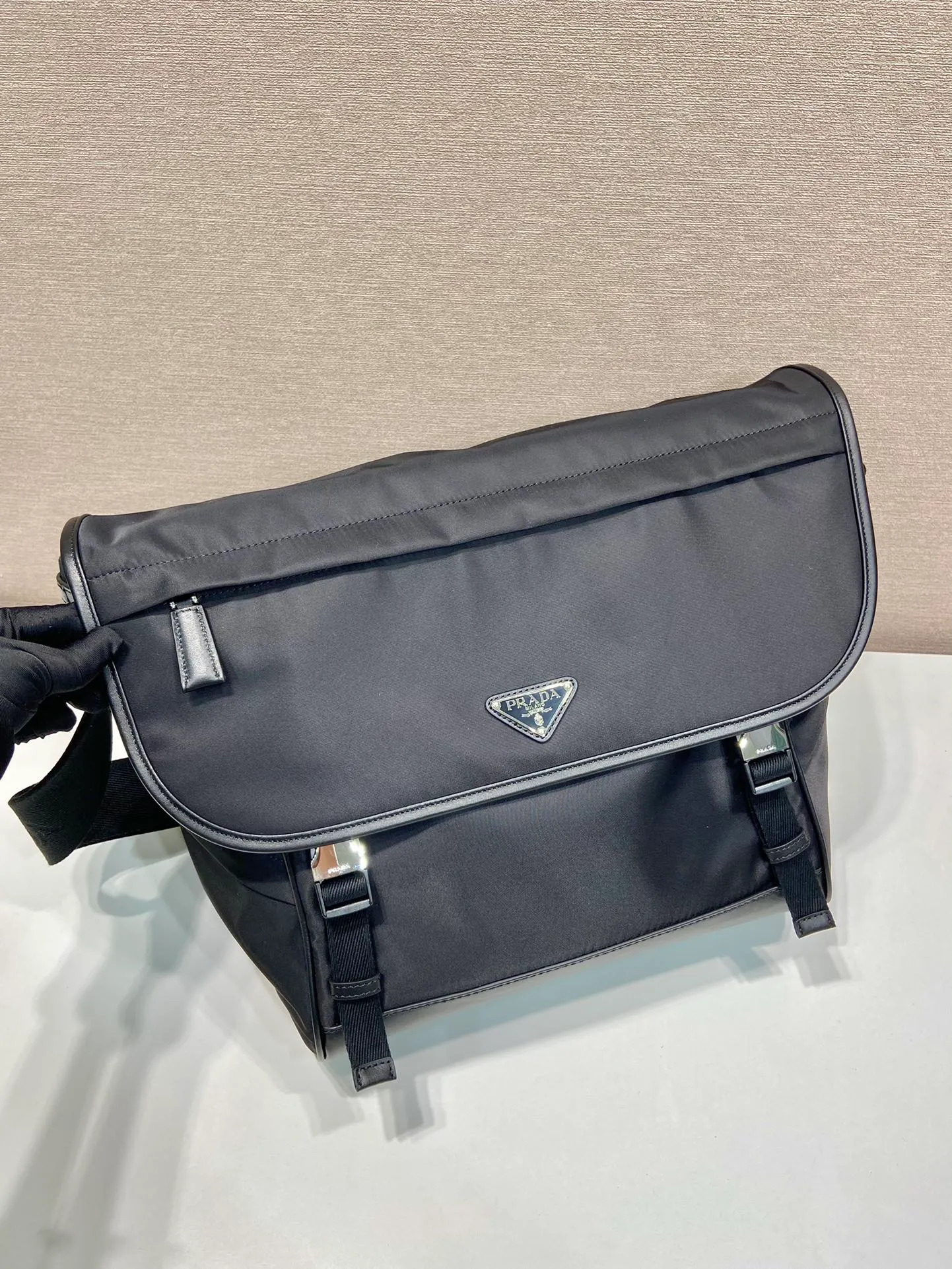 💰1460🎉New messenger bag🎉🎉2VD052A large upgraded version🎉🎉 This messenger bag is designed with Re-Nylon recycled nylon fabric, with contrasting calfskin, flap and snap closure, three external zipper pockets, internal zipper pocket and patch pocket. It has a large capacity and is a hit that will never go out of style. Handsome guys, hurry up and get in🎉🎉 Length 30x Height 27.5x Bottom 14.5cm🎉🎉🎉🍊🍊🍊