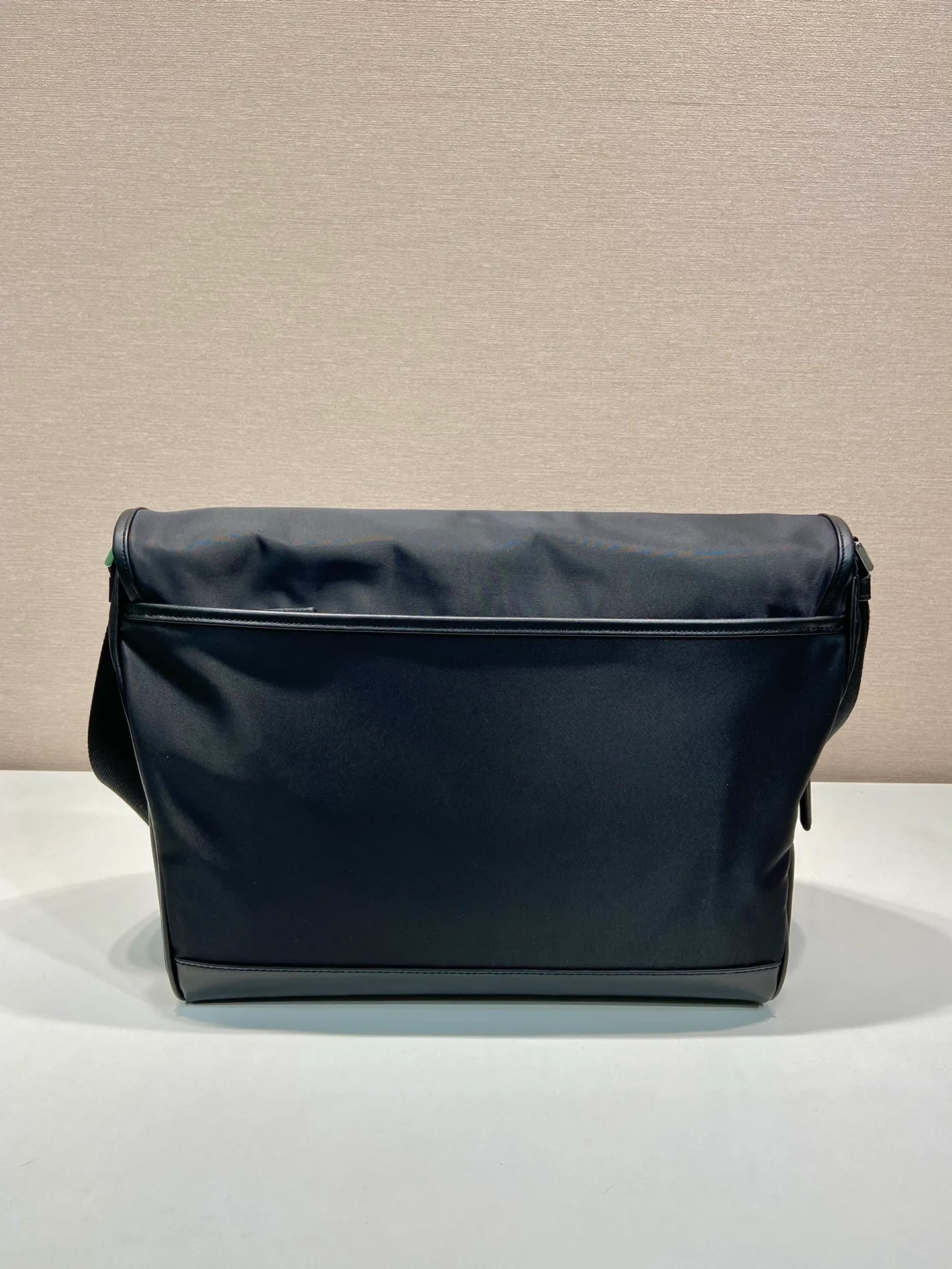 💰1460🎉New messenger bag🎉🎉2VD052A large upgraded version🎉🎉 This messenger bag is designed with Re-Nylon recycled nylon fabric, with contrasting calfskin, flap and snap closure, three external zipper pockets, internal zipper pocket and patch pocket. It has a large capacity and is a hit that will never go out of style. Handsome guys, hurry up and get in🎉🎉 Length 30x Height 27.5x Bottom 14.5cm🎉🎉🎉🍊🍊🍊