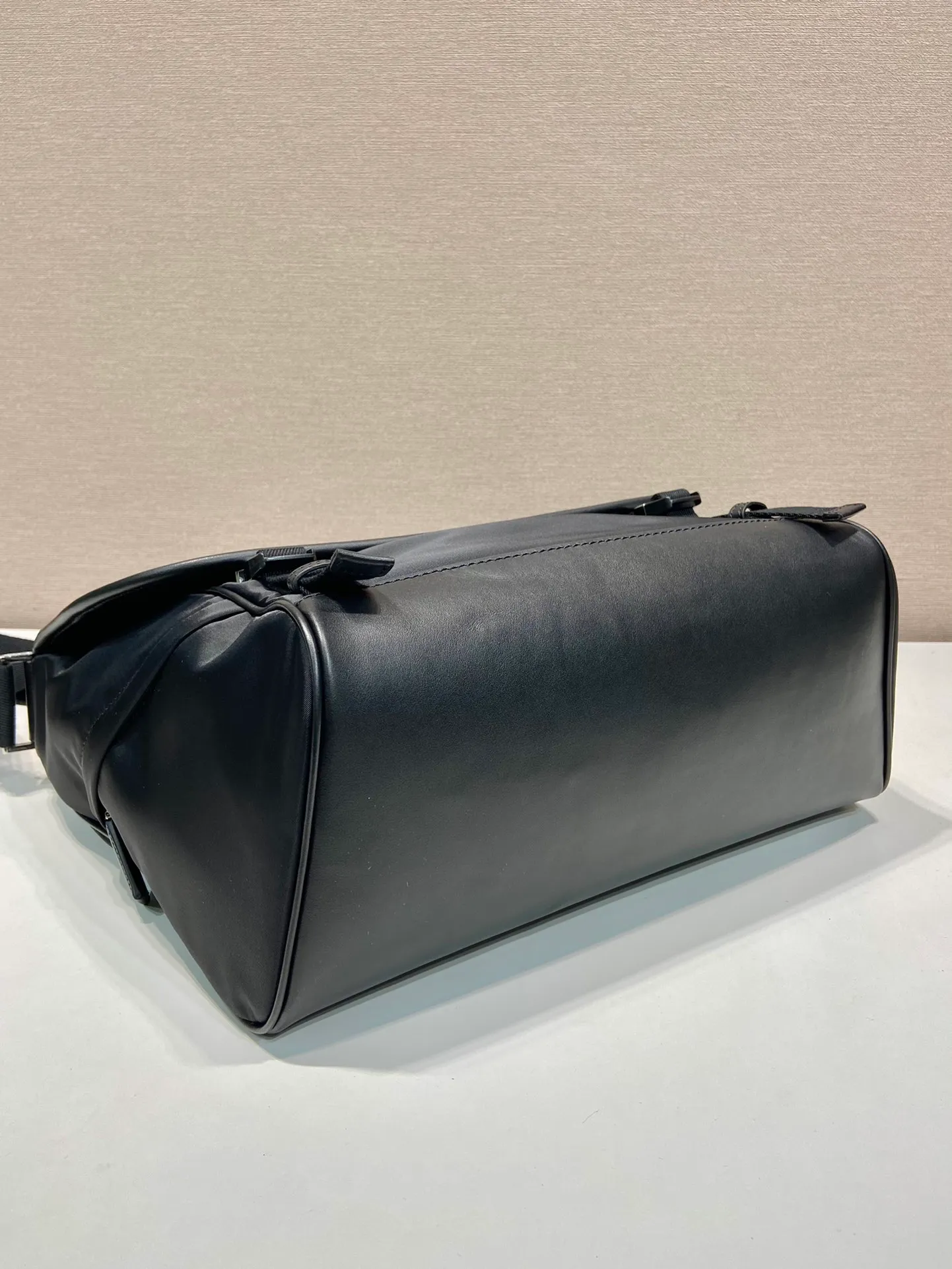 💰1460🎉New messenger bag🎉🎉2VD052A large upgraded version🎉🎉 This messenger bag is designed with Re-Nylon recycled nylon fabric, with contrasting calfskin, flap and snap closure, three external zipper pockets, internal zipper pocket and patch pocket. It has a large capacity and is a hit that will never go out of style. Handsome guys, hurry up and get in🎉🎉 Length 30x Height 27.5x Bottom 14.5cm🎉🎉🎉🍊🍊🍊