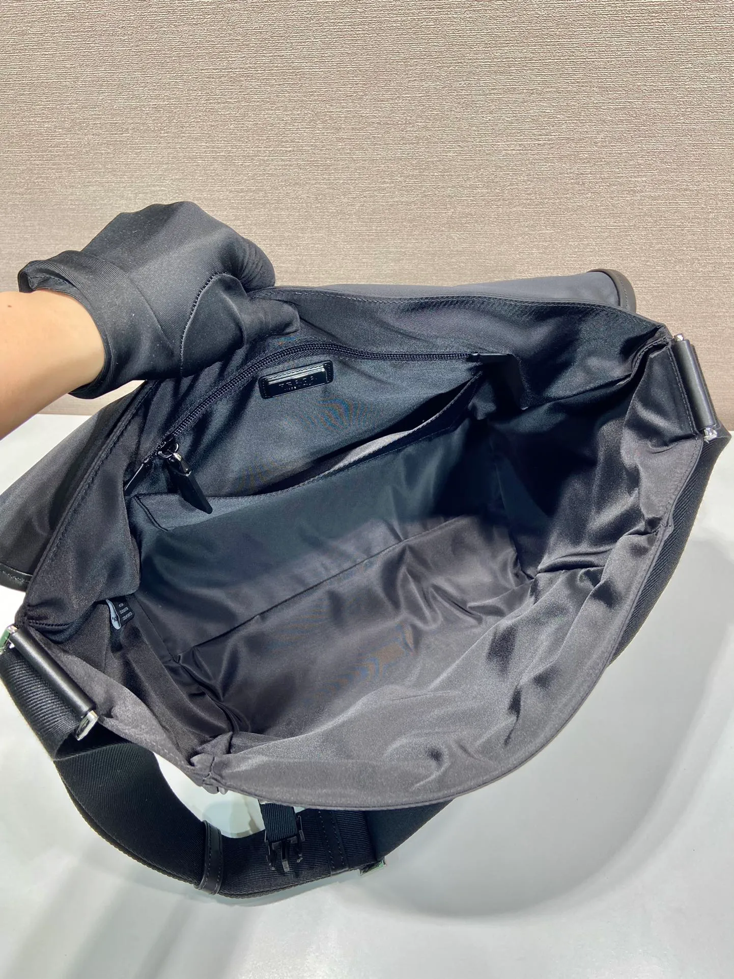 💰1460🎉New messenger bag🎉🎉2VD052A large upgraded version🎉🎉 This messenger bag is designed with Re-Nylon recycled nylon fabric, with contrasting calfskin, flap and snap closure, three external zipper pockets, internal zipper pocket and patch pocket. It has a large capacity and is a hit that will never go out of style. Handsome guys, hurry up and get in🎉🎉 Length 30x Height 27.5x Bottom 14.5cm🎉🎉🎉🍊🍊🍊