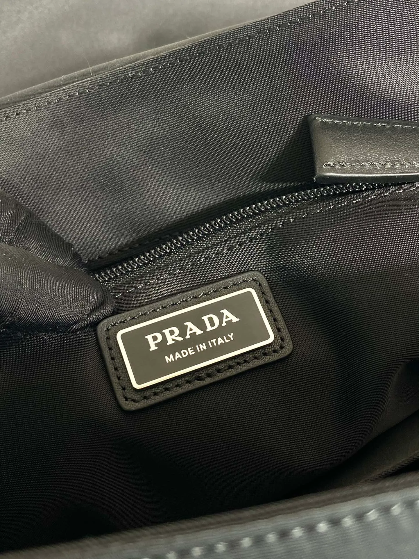 💰1460🎉New messenger bag🎉🎉2VD052A large upgraded version🎉🎉 This messenger bag is designed with Re-Nylon recycled nylon fabric, with contrasting calfskin, flap and snap closure, three external zipper pockets, internal zipper pocket and patch pocket. It has a large capacity and is a hit that will never go out of style. Handsome guys, hurry up and get in🎉🎉 Length 30x Height 27.5x Bottom 14.5cm🎉🎉🎉🍊🍊🍊