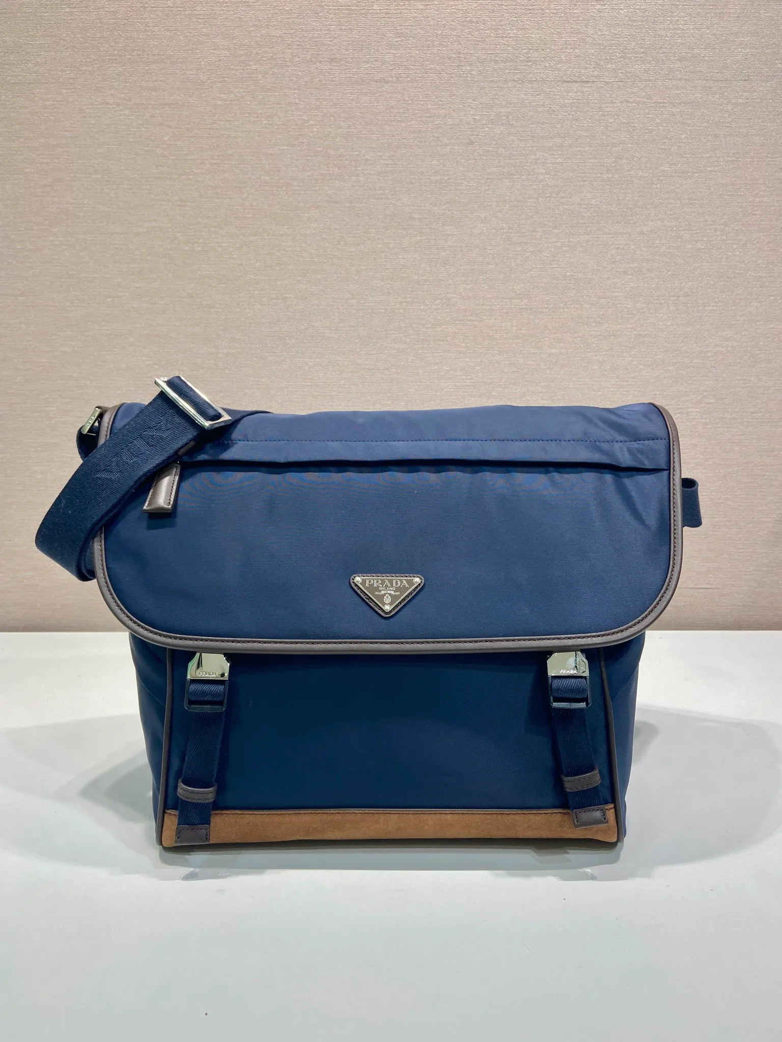 💰1360🎉New messenger bag🎉2VD052 large size🎉🎉 This messenger bag adopts a sports style design, decorated with suede details/calfskin/imported nylon fabric, large capacity, and equipped with an adjustable shoulder strap. Showcase a flexible and versatile modern style. The colors are mixed and matched, very fashionable and beautiful😘😘Handsome guys, hurry up and get it🎉🎉 Length 34x Height 29.5x Bottom 14.5cm🎉🎉🎉💰💰💰