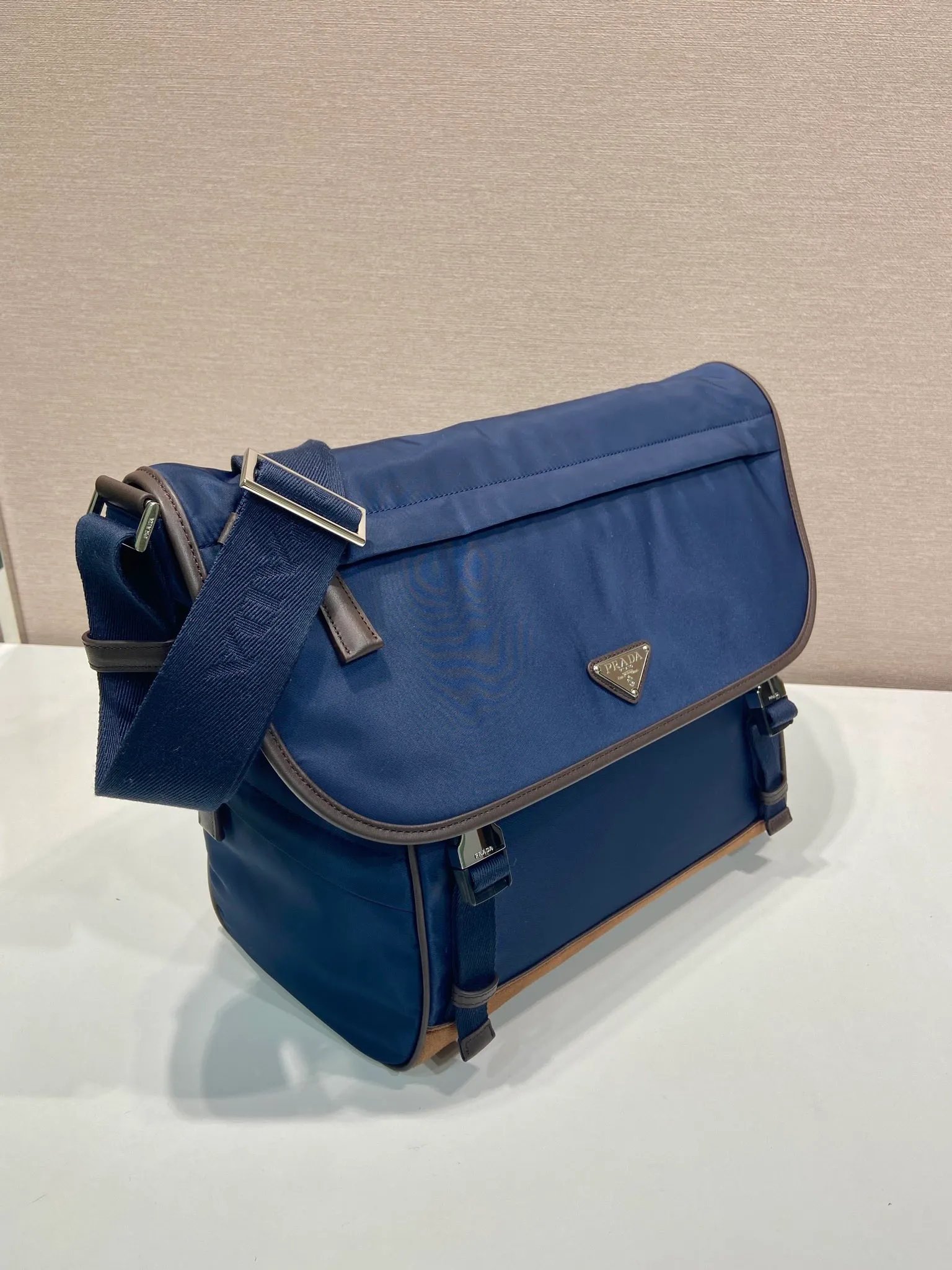 💰1360🎉New messenger bag🎉2VD052 large size🎉🎉 This messenger bag adopts a sports style design, decorated with suede details/calfskin/imported nylon fabric, large capacity, and equipped with an adjustable shoulder strap. Showcase a flexible and versatile modern style. The colors are mixed and matched, very fashionable and beautiful😘😘Handsome guys, hurry up and get it🎉🎉 Length 34x Height 29.5x Bottom 14.5cm🎉🎉🎉💰💰💰